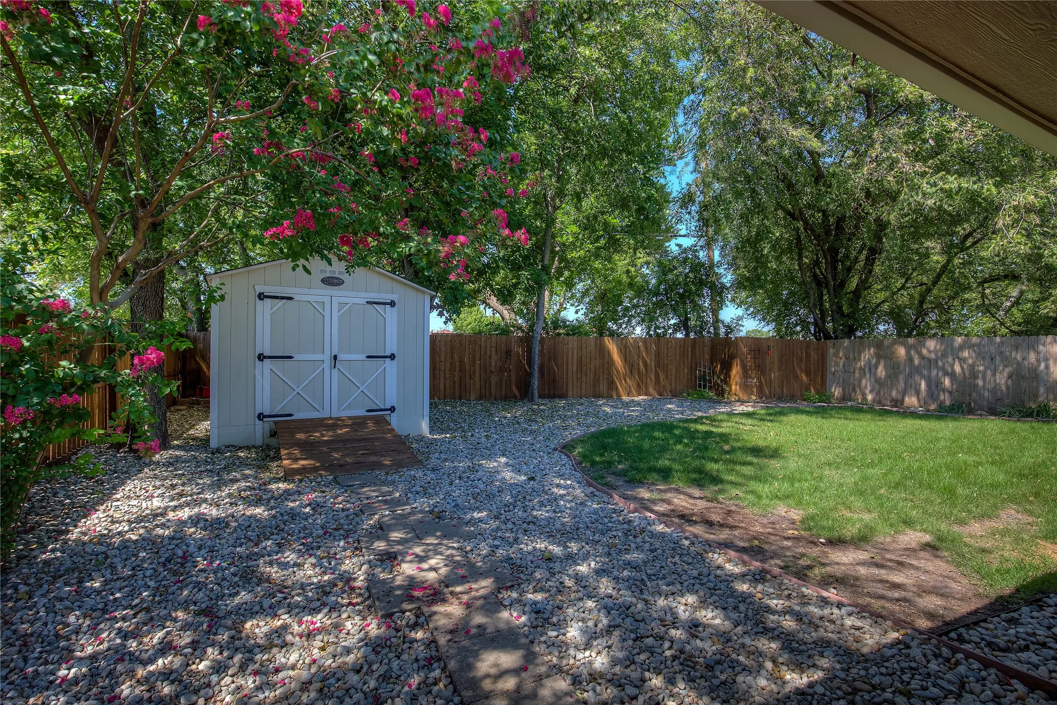 Single Family Residence For Rent in Tarrant County , 417 Linda Street, Keller, Texas 76248, 2 Bedroom, 2 Bathroom, 1 Garage spaces, 1,166 Sqft, built in 1983, mls#21411678, Real Estate Agent in Keller, Homes For Rent in Tarrant county, Homes For Rent in Keller, Realtor in Keller Texas, Real Estate Brokerage Independent Realty Texas, Luminita Cordes Realtor