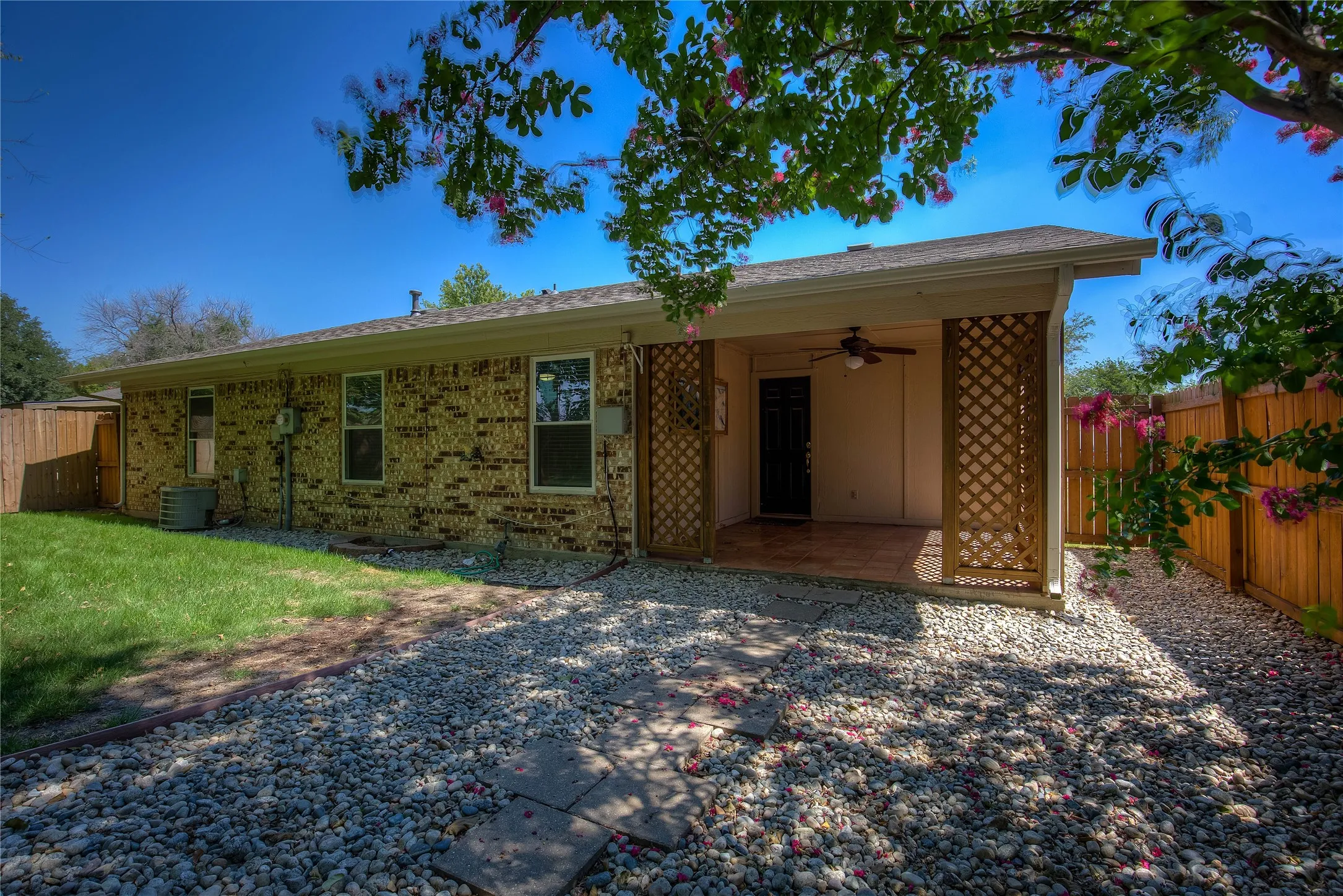 Single Family Residence For Rent in Tarrant County , 417 Linda Street, Keller, Texas 76248, 2 Bedroom, 2 Bathroom, 1 Garage spaces, 1,166 Sqft, built in 1983, mls#21411678, Real Estate Agent in Keller, Homes For Rent in Tarrant county, Homes For Rent in Keller, Realtor in Keller Texas, Real Estate Brokerage Independent Realty Texas, Luminita Cordes Realtor