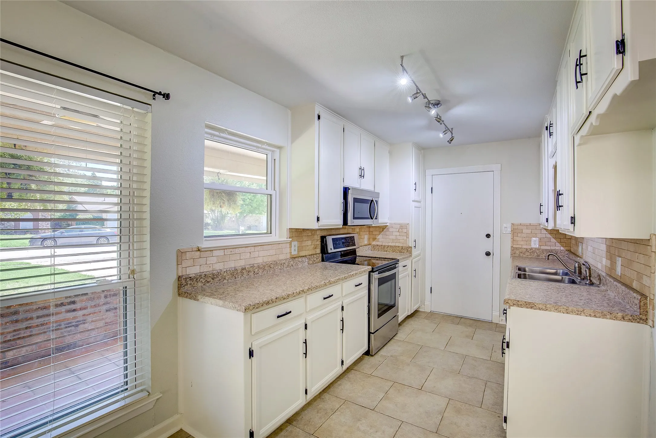 Single Family Residence For Rent in Tarrant County , 417 Linda Street, Keller, Texas 76248, 2 Bedroom, 2 Bathroom, 1 Garage spaces, 1,166 Sqft, built in 1983, mls#21411678, Real Estate Agent in Keller, Homes For Rent in Tarrant county, Homes For Rent in Keller, Realtor in Keller Texas, Real Estate Brokerage Independent Realty Texas, Luminita Cordes Realtor