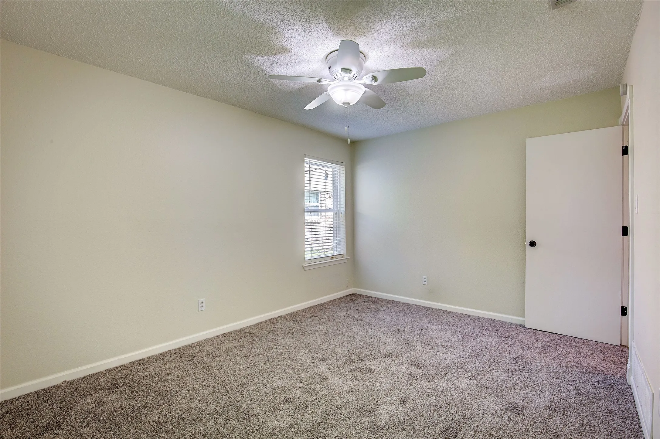 Single Family Residence For Rent in Tarrant County , 417 Linda Street, Keller, Texas 76248, 2 Bedroom, 2 Bathroom, 1 Garage spaces, 1,166 Sqft, built in 1983, mls#21411678, Real Estate Agent in Keller, Homes For Rent in Tarrant county, Homes For Rent in Keller, Realtor in Keller Texas, Real Estate Brokerage Independent Realty Texas, Luminita Cordes Realtor