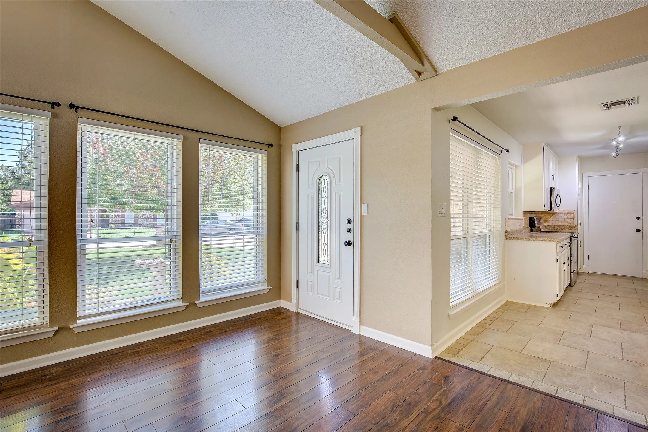 Single Family Residence For Rent in Tarrant County , 417 Linda Street, Keller, Texas 76248, 2 Bedroom, 2 Bathroom, 1 Garage spaces, 1,166 Sqft, built in 1983, mls#21411678, Real Estate Agent in Keller, Homes For Rent in Tarrant county, Homes For Rent in Keller, Realtor in Keller Texas, Real Estate Brokerage Independent Realty Texas, Luminita Cordes Realtor