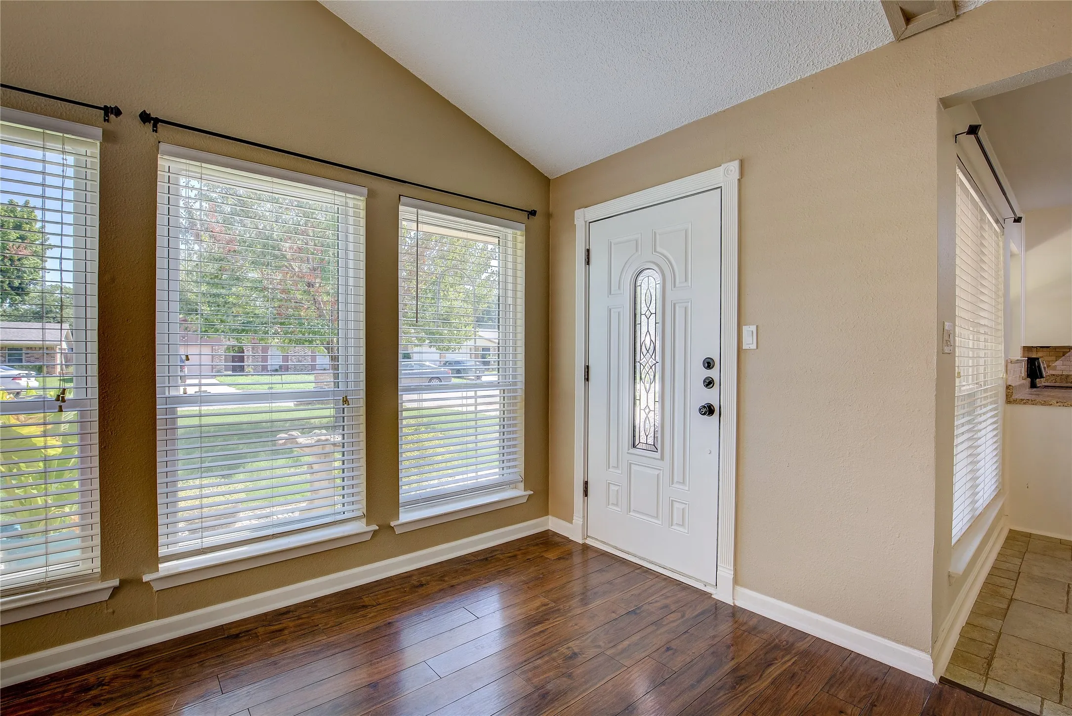 Single Family Residence For Rent in Tarrant County , 417 Linda Street, Keller, Texas 76248, 2 Bedroom, 2 Bathroom, 1 Garage spaces, 1,166 Sqft, built in 1983, mls#21411678, Real Estate Agent in Keller, Homes For Rent in Tarrant county, Homes For Rent in Keller, Realtor in Keller Texas, Real Estate Brokerage Independent Realty Texas, Luminita Cordes Realtor