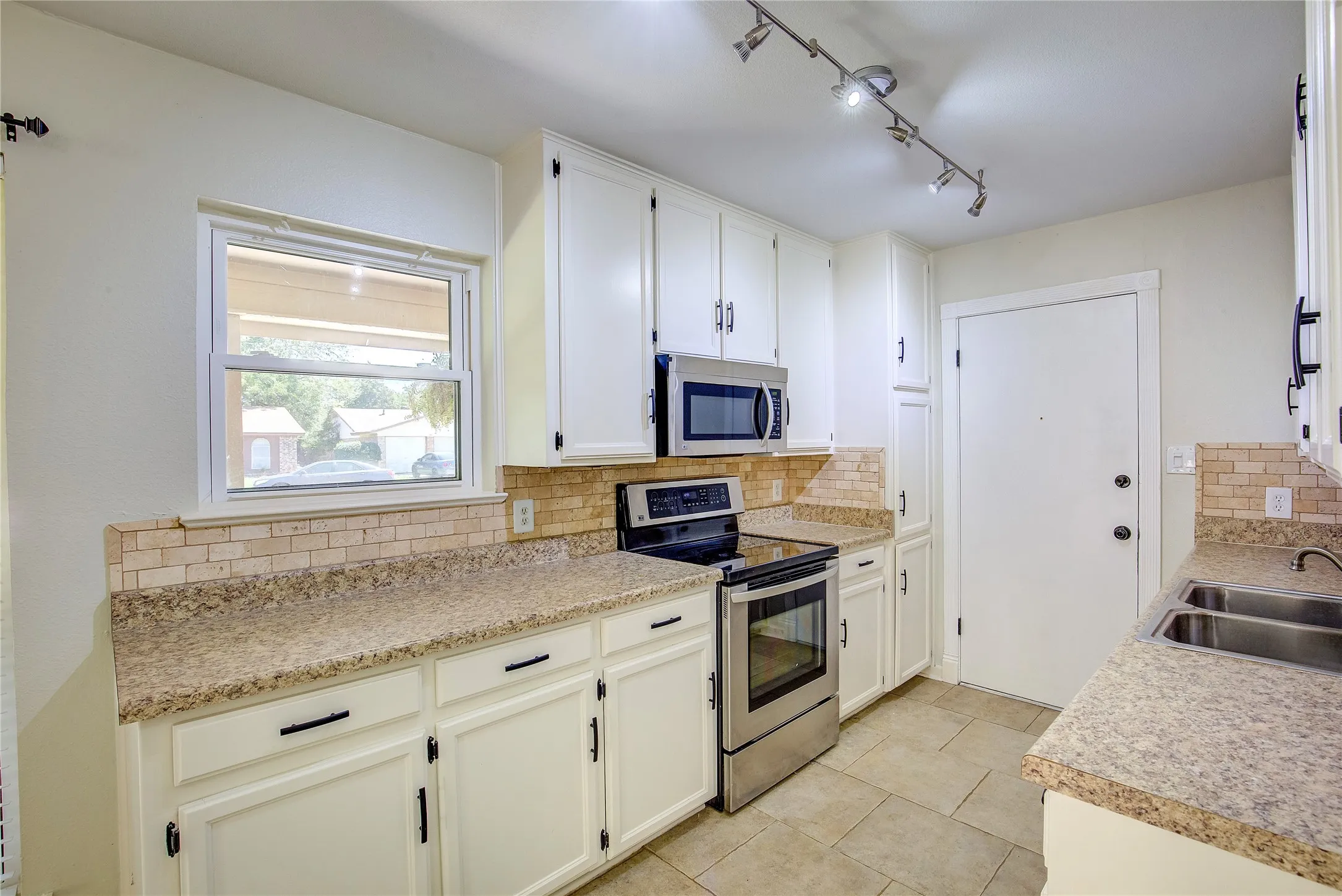 Single Family Residence For Rent in Tarrant County , 417 Linda Street, Keller, Texas 76248, 2 Bedroom, 2 Bathroom, 1 Garage spaces, 1,166 Sqft, built in 1983, mls#21411678, Real Estate Agent in Keller, Homes For Rent in Tarrant county, Homes For Rent in Keller, Realtor in Keller Texas, Real Estate Brokerage Independent Realty Texas, Luminita Cordes Realtor