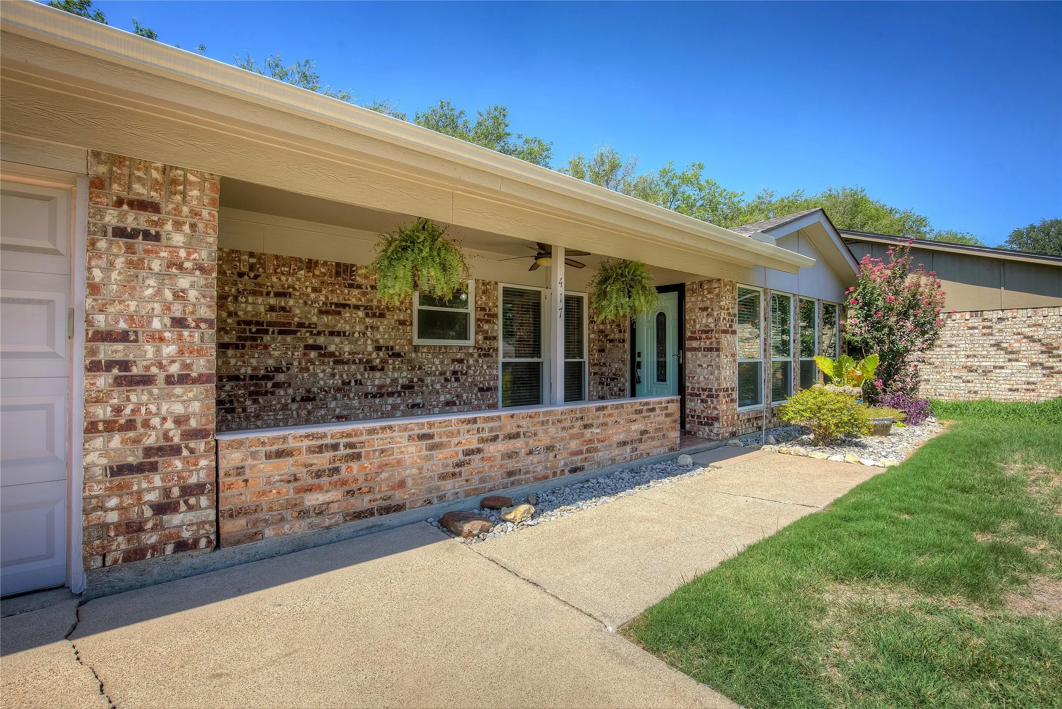 Single Family Residence For Rent in Tarrant County , 417 Linda Street, Keller, Texas 76248, 2 Bedroom, 2 Bathroom, 1 Garage spaces, 1,166 Sqft, built in 1983, mls#21411678, Real Estate Agent in Keller, Homes For Rent in Tarrant county, Homes For Rent in Keller, Realtor in Keller Texas, Real Estate Brokerage Independent Realty Texas, Luminita Cordes Realtor