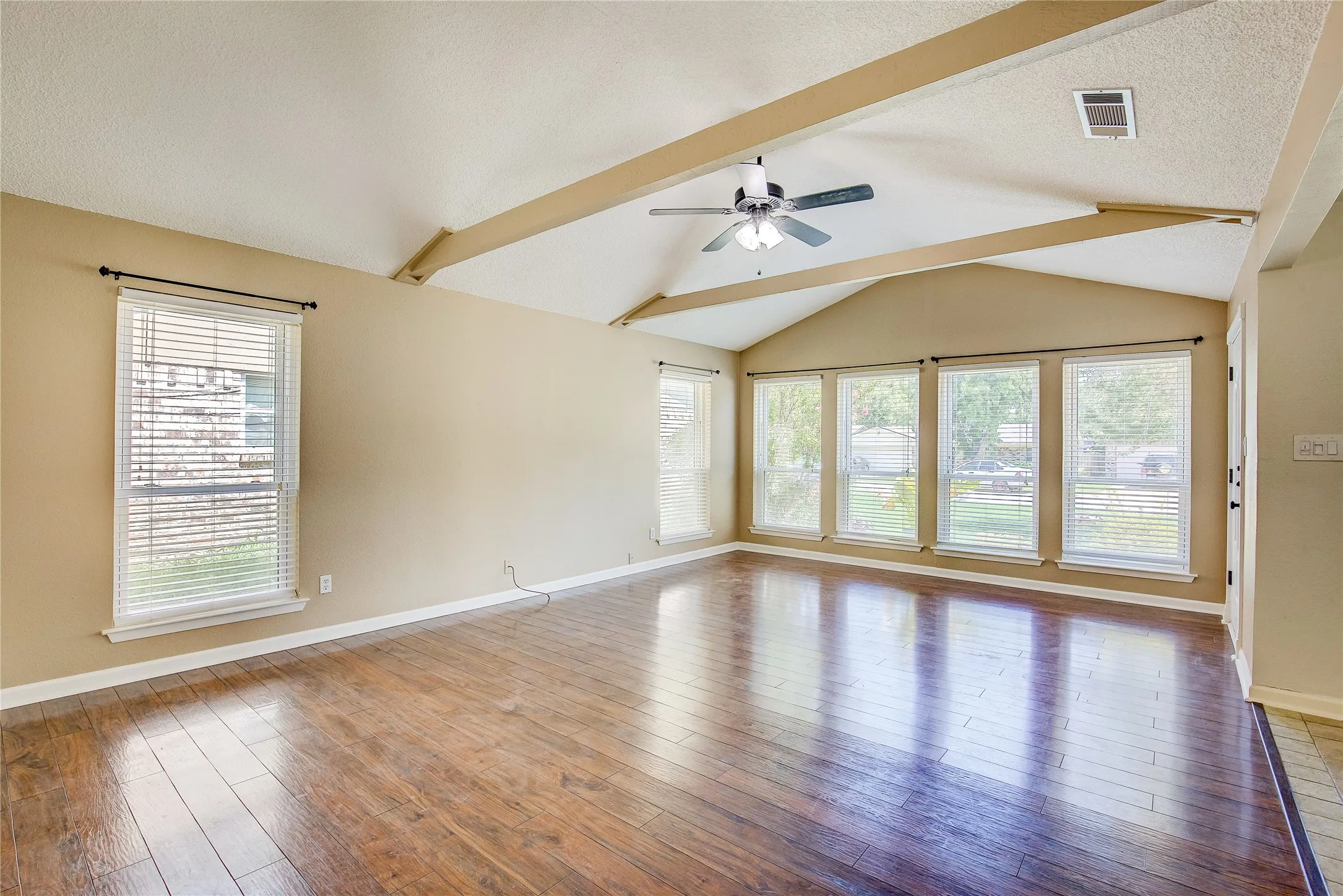 Single Family Residence For Rent in Tarrant County , 417 Linda Street, Keller, Texas 76248, 2 Bedroom, 2 Bathroom, 1 Garage spaces, 1,166 Sqft, built in 1983, mls#21411678, Real Estate Agent in Keller, Homes For Rent in Tarrant county, Homes For Rent in Keller, Realtor in Keller Texas, Real Estate Brokerage Independent Realty Texas, Luminita Cordes Realtor