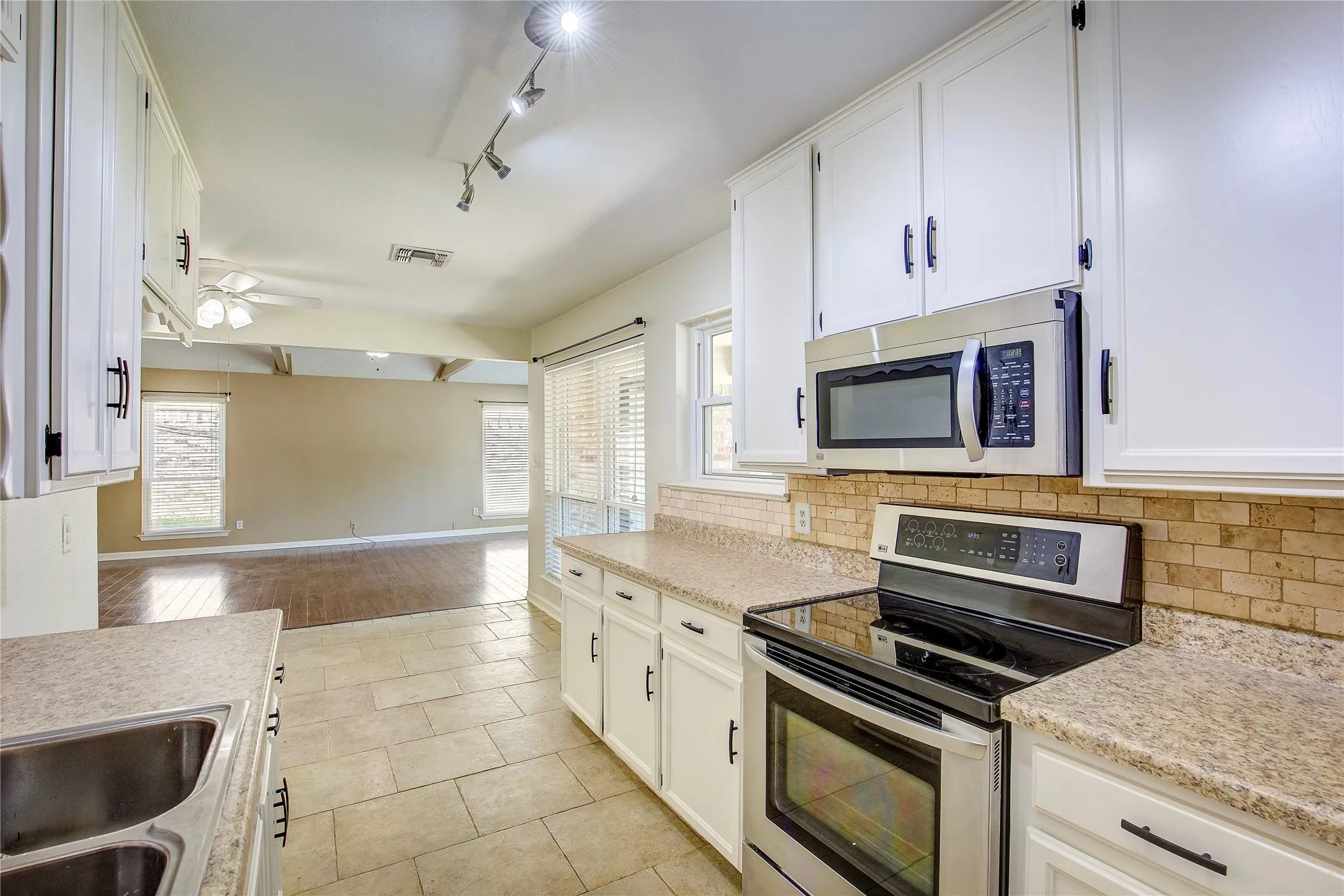 Single Family Residence For Rent in Tarrant County , 417 Linda Street, Keller, Texas 76248, 2 Bedroom, 2 Bathroom, 1 Garage spaces, 1,166 Sqft, built in 1983, mls#21411678, Real Estate Agent in Keller, Homes For Rent in Tarrant county, Homes For Rent in Keller, Realtor in Keller Texas, Real Estate Brokerage Independent Realty Texas, Luminita Cordes Realtor