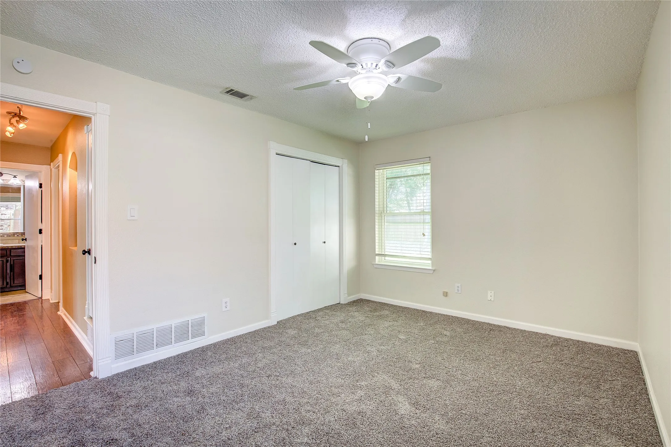 Single Family Residence For Rent in Tarrant County , 417 Linda Street, Keller, Texas 76248, 2 Bedroom, 2 Bathroom, 1 Garage spaces, 1,166 Sqft, built in 1983, mls#21411678, Real Estate Agent in Keller, Homes For Rent in Tarrant county, Homes For Rent in Keller, Realtor in Keller Texas, Real Estate Brokerage Independent Realty Texas, Luminita Cordes Realtor
