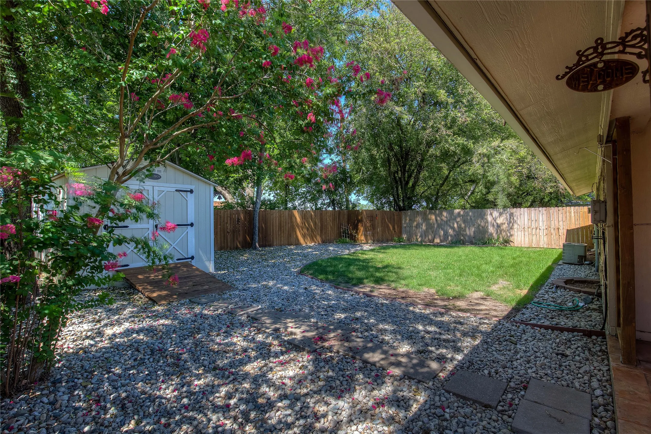 Single Family Residence For Rent in Tarrant County , 417 Linda Street, Keller, Texas 76248, 2 Bedroom, 2 Bathroom, 1 Garage spaces, 1,166 Sqft, built in 1983, mls#21411678, Real Estate Agent in Keller, Homes For Rent in Tarrant county, Homes For Rent in Keller, Realtor in Keller Texas, Real Estate Brokerage Independent Realty Texas, Luminita Cordes Realtor