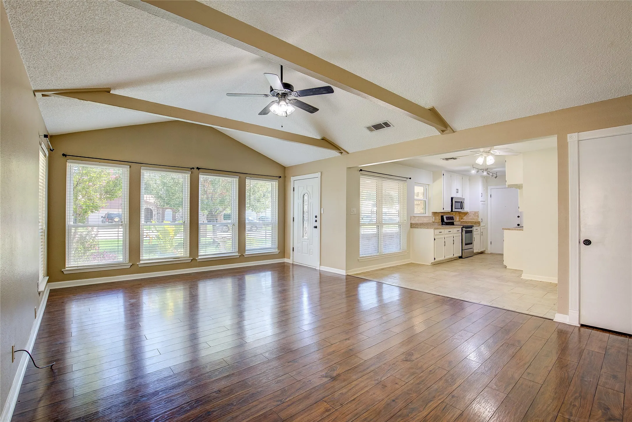 Single Family Residence For Rent in Tarrant County , 417 Linda Street, Keller, Texas 76248, 2 Bedroom, 2 Bathroom, 1 Garage spaces, 1,166 Sqft, built in 1983, mls#21411678, Real Estate Agent in Keller, Homes For Rent in Tarrant county, Homes For Rent in Keller, Realtor in Keller Texas, Real Estate Brokerage Independent Realty Texas, Luminita Cordes Realtor