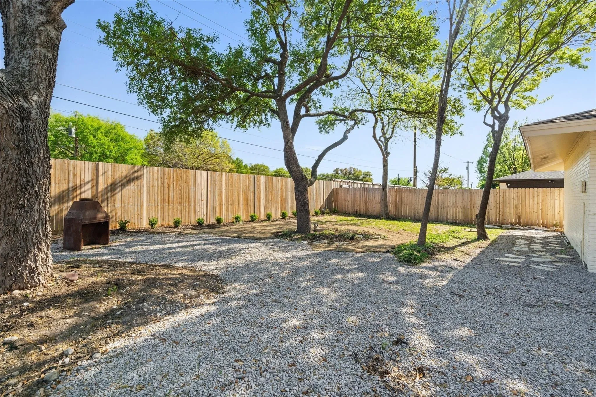 Single Family Residence For Rent in Dallas County , 8570 Sweetwood Drive, Dallas, Texas 75228, 3 Bedroom, 3 Bathroom, 2 Garage spaces, 1,654 Sqft, built in 1962, mls#21411684, Real Estate Agent in Dallas, Homes For Rent in Dallas county, Homes For Rent in Dallas, Realtor in Dallas Texas, Real Estate Brokerage Independent Realty Texas, Luminita Cordes Realtor