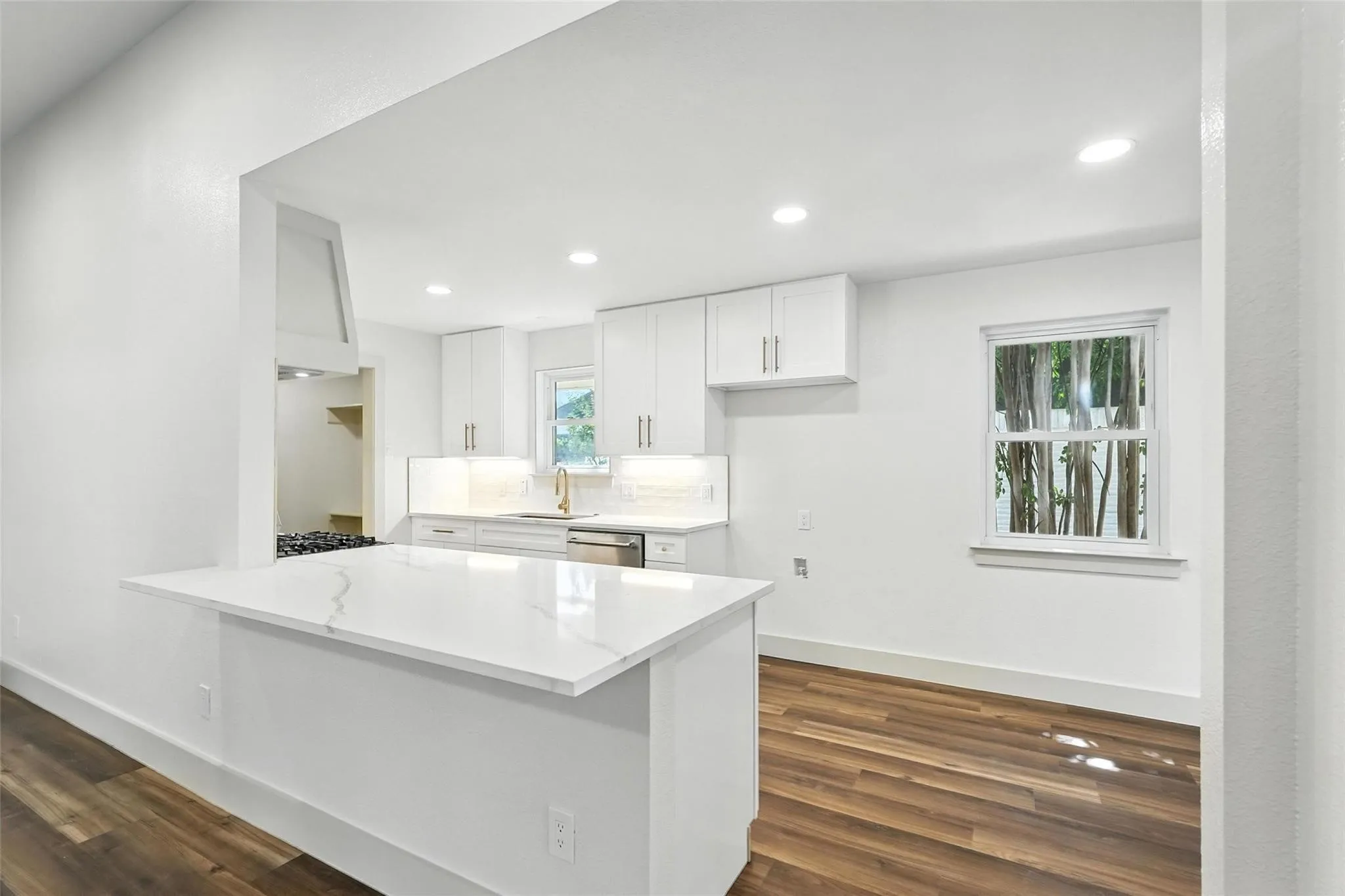 Single Family Residence For Rent in Dallas County , 8570 Sweetwood Drive, Dallas, Texas 75228, 3 Bedroom, 3 Bathroom, 2 Garage spaces, 1,654 Sqft, built in 1962, mls#21411684, Real Estate Agent in Dallas, Homes For Rent in Dallas county, Homes For Rent in Dallas, Realtor in Dallas Texas, Real Estate Brokerage Independent Realty Texas, Luminita Cordes Realtor