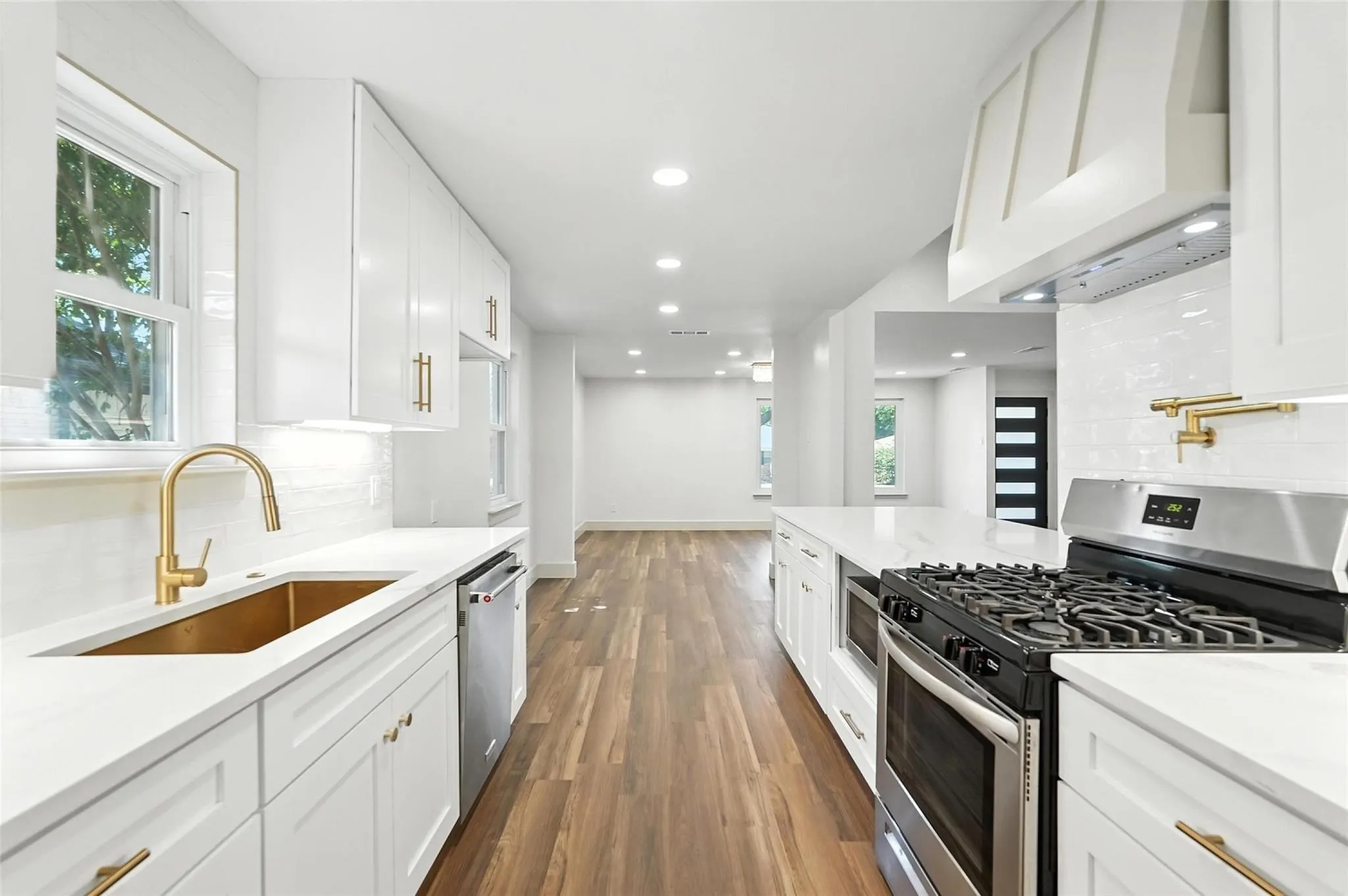 Single Family Residence For Rent in Dallas County , 8570 Sweetwood Drive, Dallas, Texas 75228, 3 Bedroom, 3 Bathroom, 2 Garage spaces, 1,654 Sqft, built in 1962, mls#21411684, Real Estate Agent in Dallas, Homes For Rent in Dallas county, Homes For Rent in Dallas, Realtor in Dallas Texas, Real Estate Brokerage Independent Realty Texas, Luminita Cordes Realtor