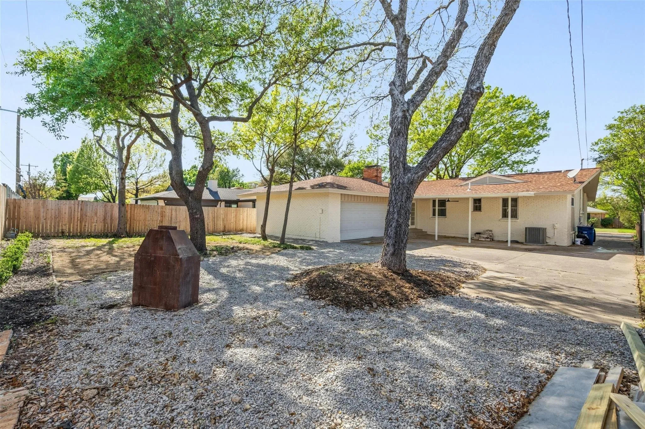 Single Family Residence For Rent in Dallas County , 8570 Sweetwood Drive, Dallas, Texas 75228, 3 Bedroom, 3 Bathroom, 2 Garage spaces, 1,654 Sqft, built in 1962, mls#21411684, Real Estate Agent in Dallas, Homes For Rent in Dallas county, Homes For Rent in Dallas, Realtor in Dallas Texas, Real Estate Brokerage Independent Realty Texas, Luminita Cordes Realtor