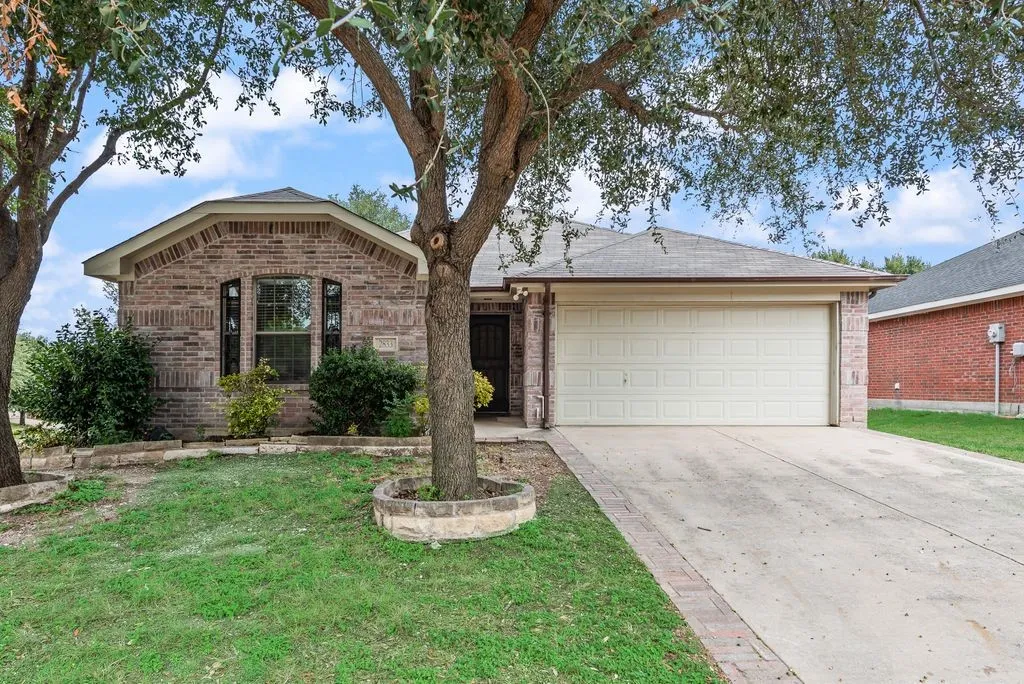 Single Family Residence For Sale in Dallas County , 2833 Drycreek Lane, Dallas, Texas 75237, 3 Bedroom, 2 Bathroom, 2 Garage spaces, 1,386 Sqft, built in 2010, mls#21411689, Real Estate Agent in Dallas, Homes For Sale in Dallas county, Homes For Sale in Dallas, Realtor in Dallas Texas, Real Estate Brokerage Independent Realty Texas, Luminita Cordes Realtor