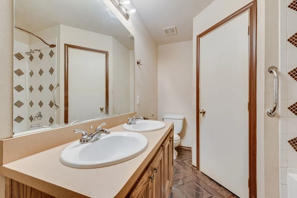 Single Family Residence For Sale in Dallas County , 2833 Drycreek Lane, Dallas, Texas 75237, 3 Bedroom, 2 Bathroom, 2 Garage spaces, 1,386 Sqft, built in 2010, mls#21411689, Real Estate Agent in Dallas, Homes For Sale in Dallas county, Homes For Sale in Dallas, Realtor in Dallas Texas, Real Estate Brokerage Independent Realty Texas, Luminita Cordes Realtor