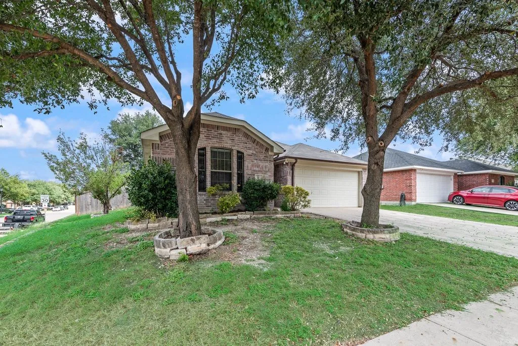 Single Family Residence For Sale in Dallas County , 2833 Drycreek Lane, Dallas, Texas 75237, 3 Bedroom, 2 Bathroom, 2 Garage spaces, 1,386 Sqft, built in 2010, mls#21411689, Real Estate Agent in Dallas, Homes For Sale in Dallas county, Homes For Sale in Dallas, Realtor in Dallas Texas, Real Estate Brokerage Independent Realty Texas, Luminita Cordes Realtor