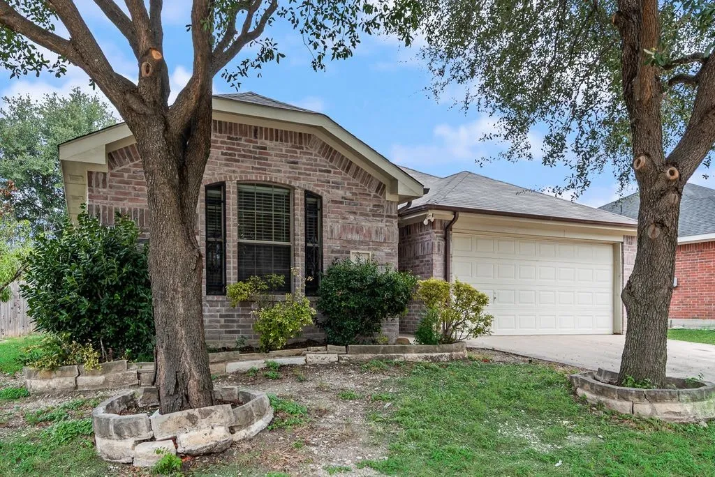 Single Family Residence For Sale in Dallas County , 2833 Drycreek Lane, Dallas, Texas 75237, 3 Bedroom, 2 Bathroom, 2 Garage spaces, 1,386 Sqft, built in 2010, mls#21411689, Real Estate Agent in Dallas, Homes For Sale in Dallas county, Homes For Sale in Dallas, Realtor in Dallas Texas, Real Estate Brokerage Independent Realty Texas, Luminita Cordes Realtor