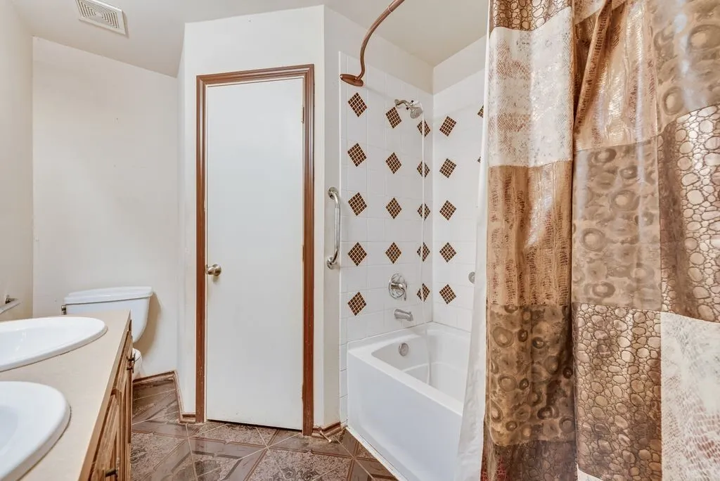 Single Family Residence For Sale in Dallas County , 2833 Drycreek Lane, Dallas, Texas 75237, 3 Bedroom, 2 Bathroom, 2 Garage spaces, 1,386 Sqft, built in 2010, mls#21411689, Real Estate Agent in Dallas, Homes For Sale in Dallas county, Homes For Sale in Dallas, Realtor in Dallas Texas, Real Estate Brokerage Independent Realty Texas, Luminita Cordes Realtor