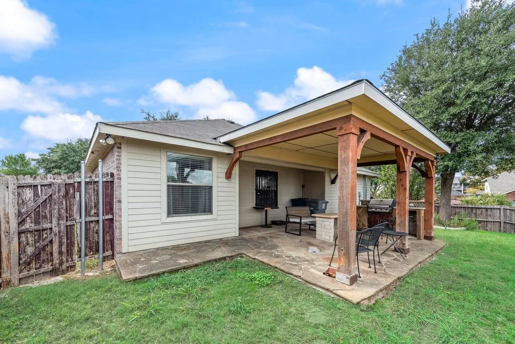 Single Family Residence For Sale in Dallas County , 2833 Drycreek Lane, Dallas, Texas 75237, 3 Bedroom, 2 Bathroom, 2 Garage spaces, 1,386 Sqft, built in 2010, mls#21411689, Real Estate Agent in Dallas, Homes For Sale in Dallas county, Homes For Sale in Dallas, Realtor in Dallas Texas, Real Estate Brokerage Independent Realty Texas, Luminita Cordes Realtor
