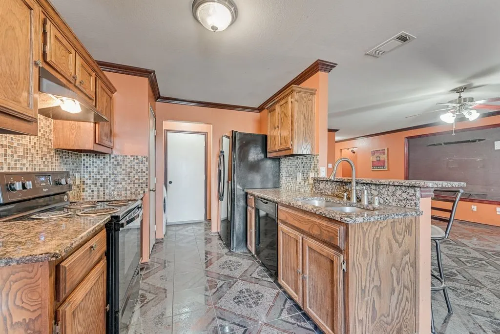 Single Family Residence For Sale in Dallas County , 2833 Drycreek Lane, Dallas, Texas 75237, 3 Bedroom, 2 Bathroom, 2 Garage spaces, 1,386 Sqft, built in 2010, mls#21411689, Real Estate Agent in Dallas, Homes For Sale in Dallas county, Homes For Sale in Dallas, Realtor in Dallas Texas, Real Estate Brokerage Independent Realty Texas, Luminita Cordes Realtor