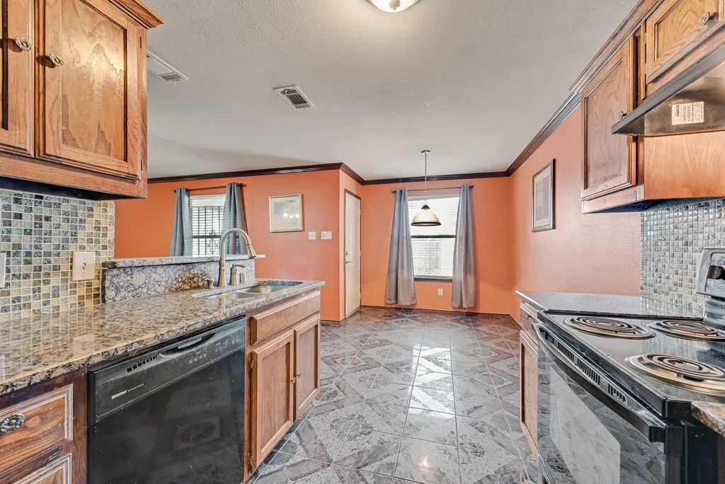 Single Family Residence For Sale in Dallas County , 2833 Drycreek Lane, Dallas, Texas 75237, 3 Bedroom, 2 Bathroom, 2 Garage spaces, 1,386 Sqft, built in 2010, mls#21411689, Real Estate Agent in Dallas, Homes For Sale in Dallas county, Homes For Sale in Dallas, Realtor in Dallas Texas, Real Estate Brokerage Independent Realty Texas, Luminita Cordes Realtor