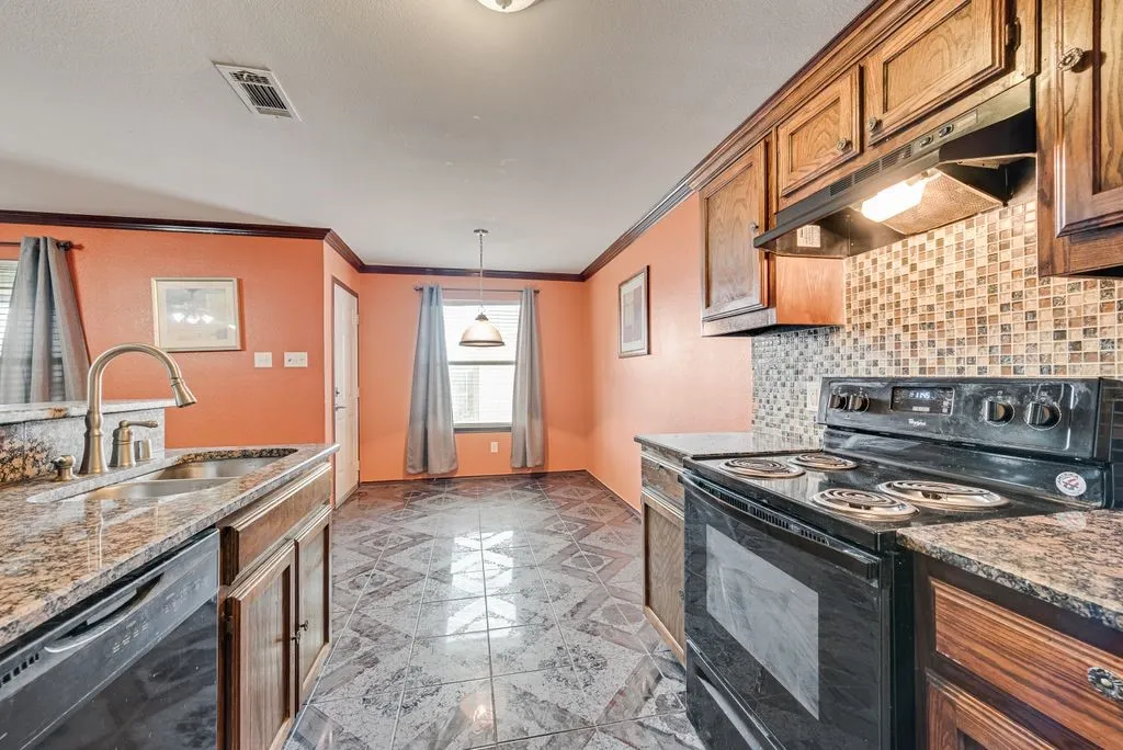 Single Family Residence For Sale in Dallas County , 2833 Drycreek Lane, Dallas, Texas 75237, 3 Bedroom, 2 Bathroom, 2 Garage spaces, 1,386 Sqft, built in 2010, mls#21411689, Real Estate Agent in Dallas, Homes For Sale in Dallas county, Homes For Sale in Dallas, Realtor in Dallas Texas, Real Estate Brokerage Independent Realty Texas, Luminita Cordes Realtor
