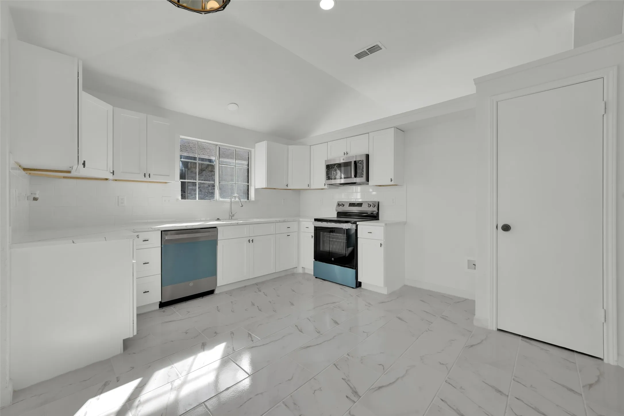 Single Family Residence For Sale in Tarrant County , 1117 Silver Spruce Drive, Arlington, Texas 76001, 4 Bedroom, 2 Bathroom, 2 Garage spaces, 1,660 Sqft, built in 1989, mls#21411624, Real Estate Agent in Arlington, Homes For Sale in Tarrant county, Homes For Sale in Arlington, Realtor in Arlington Texas, Real Estate Brokerage Independent Realty Texas, Luminita Cordes Realtor