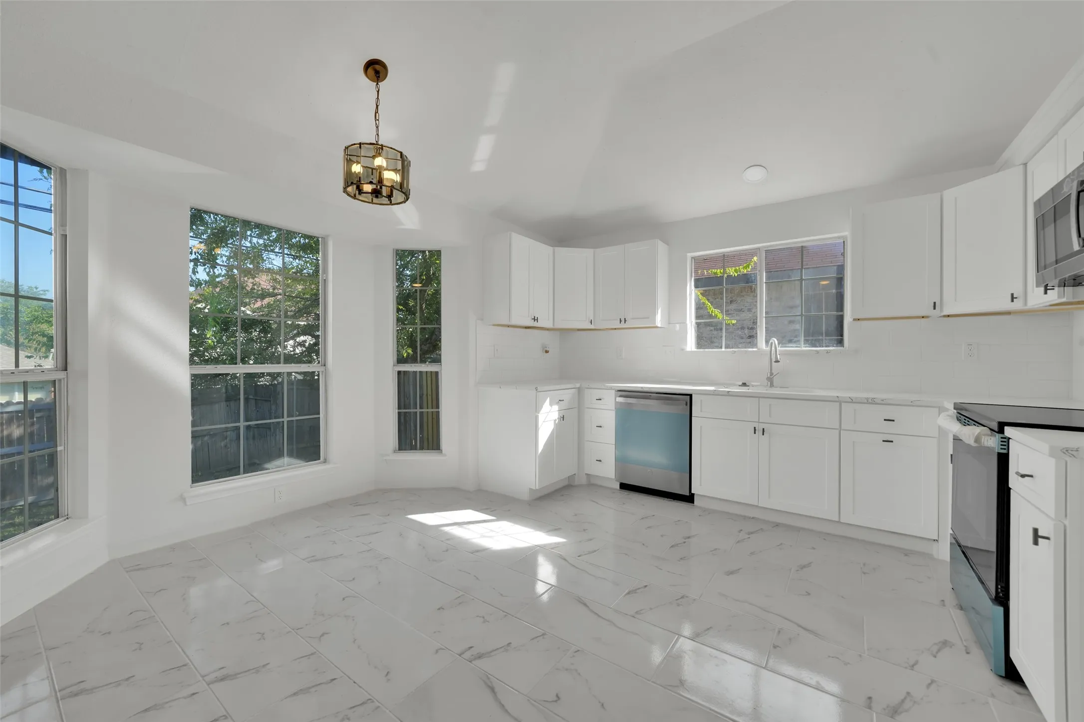 Single Family Residence For Sale in Tarrant County , 1117 Silver Spruce Drive, Arlington, Texas 76001, 4 Bedroom, 2 Bathroom, 2 Garage spaces, 1,660 Sqft, built in 1989, mls#21411624, Real Estate Agent in Arlington, Homes For Sale in Tarrant county, Homes For Sale in Arlington, Realtor in Arlington Texas, Real Estate Brokerage Independent Realty Texas, Luminita Cordes Realtor