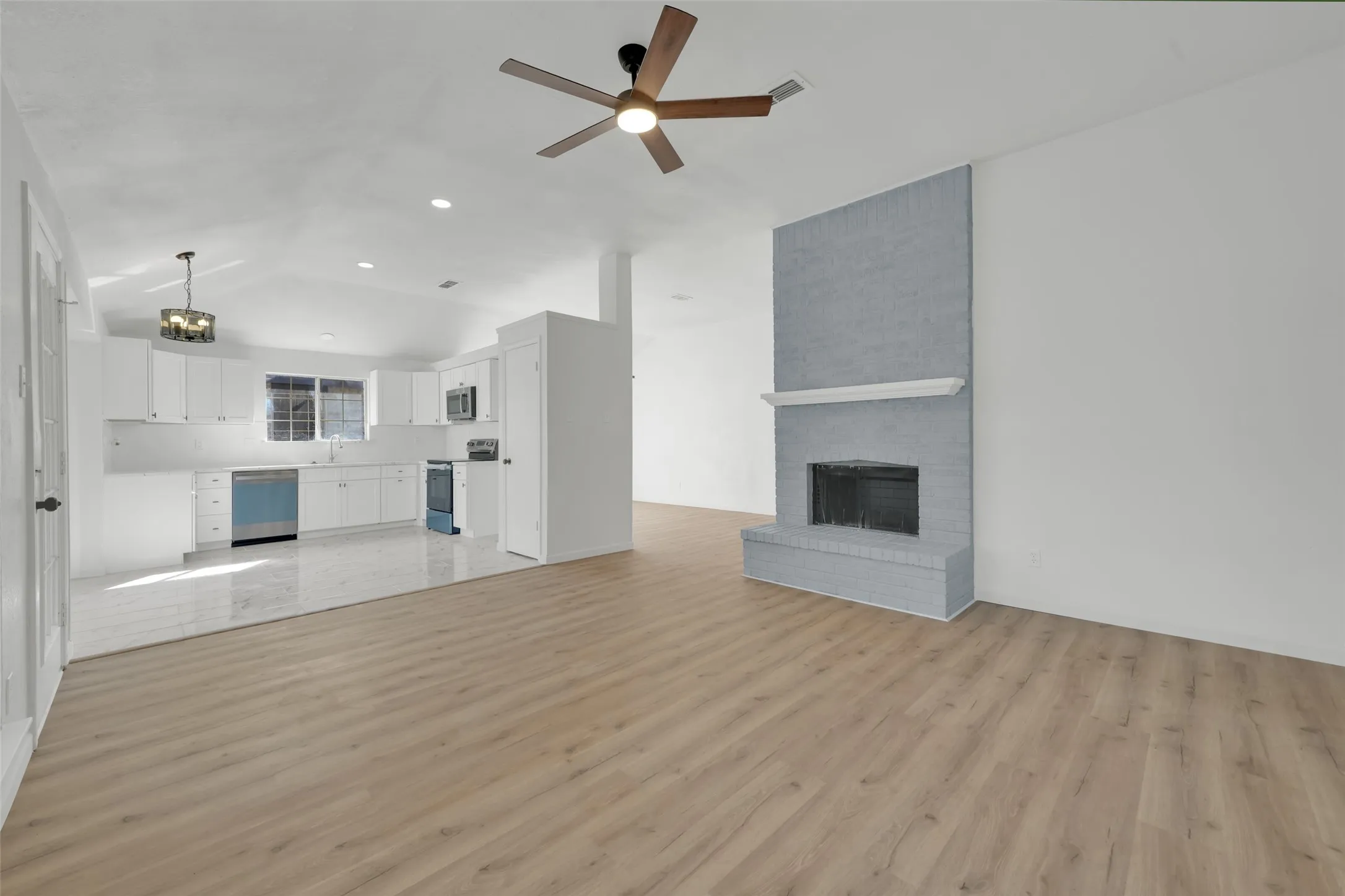 Single Family Residence For Sale in Tarrant County , 1117 Silver Spruce Drive, Arlington, Texas 76001, 4 Bedroom, 2 Bathroom, 2 Garage spaces, 1,660 Sqft, built in 1989, mls#21411624, Real Estate Agent in Arlington, Homes For Sale in Tarrant county, Homes For Sale in Arlington, Realtor in Arlington Texas, Real Estate Brokerage Independent Realty Texas, Luminita Cordes Realtor