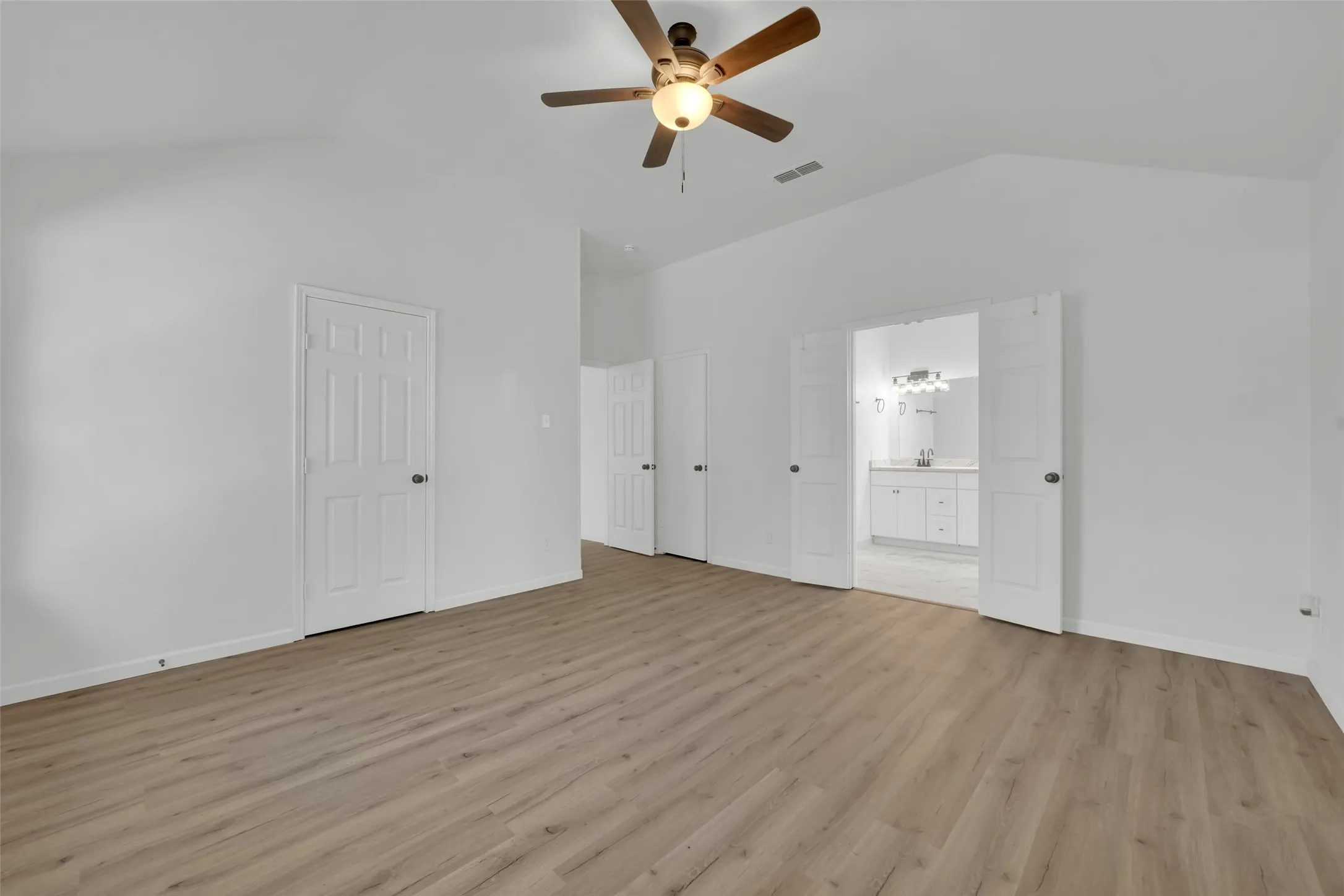 Single Family Residence For Sale in Tarrant County , 1117 Silver Spruce Drive, Arlington, Texas 76001, 4 Bedroom, 2 Bathroom, 2 Garage spaces, 1,660 Sqft, built in 1989, mls#21411624, Real Estate Agent in Arlington, Homes For Sale in Tarrant county, Homes For Sale in Arlington, Realtor in Arlington Texas, Real Estate Brokerage Independent Realty Texas, Luminita Cordes Realtor