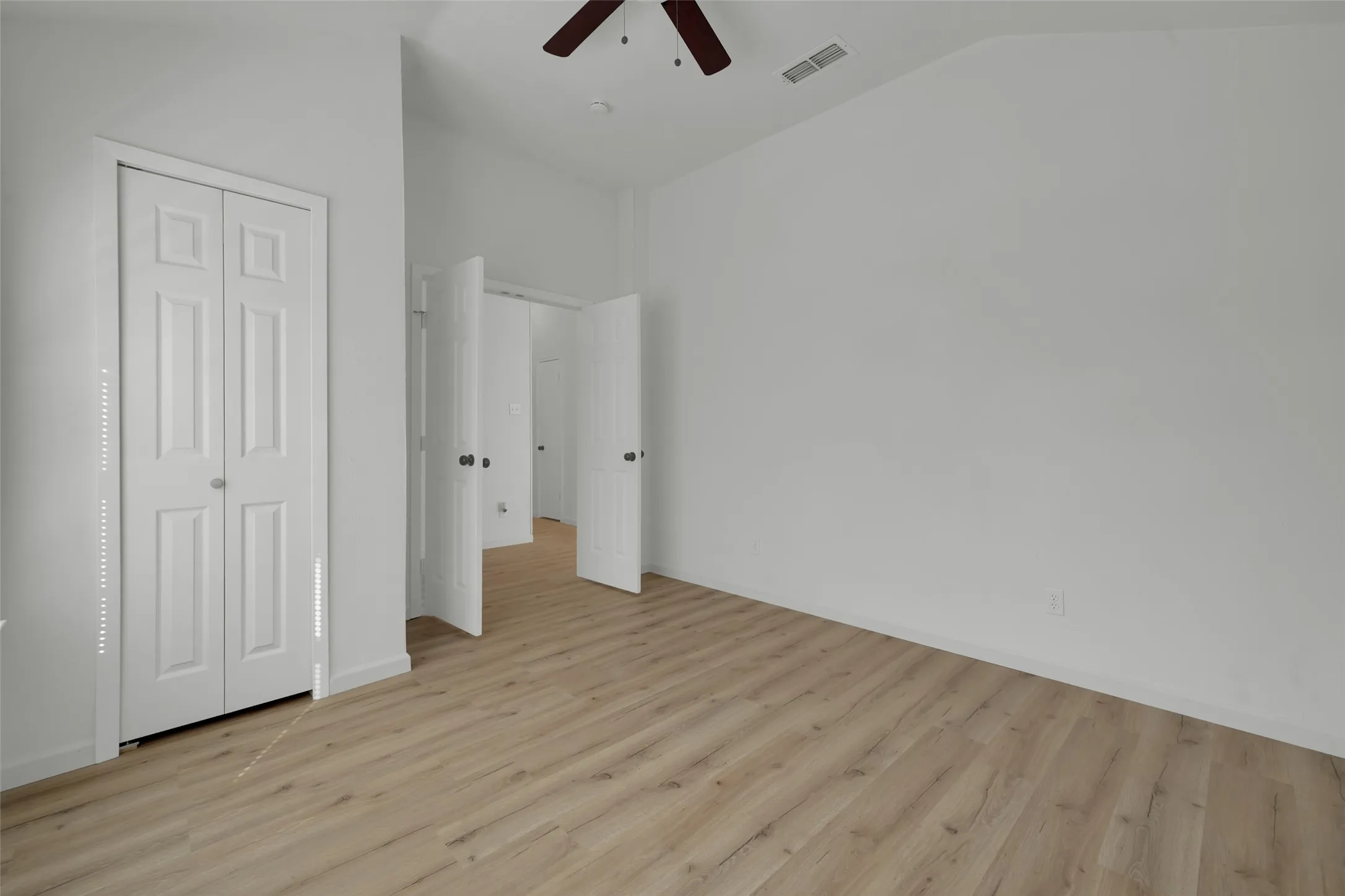 Single Family Residence For Sale in Tarrant County , 1117 Silver Spruce Drive, Arlington, Texas 76001, 4 Bedroom, 2 Bathroom, 2 Garage spaces, 1,660 Sqft, built in 1989, mls#21411624, Real Estate Agent in Arlington, Homes For Sale in Tarrant county, Homes For Sale in Arlington, Realtor in Arlington Texas, Real Estate Brokerage Independent Realty Texas, Luminita Cordes Realtor