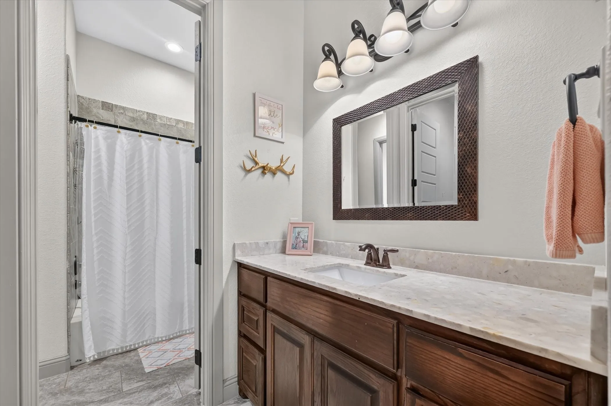 Single Family Residence For Sale in Rockwall County , 3075 Bridgecreek Drive, Rockwall, Texas 75032, 4 Bedroom, 3 Bathroom, 2 Garage spaces, 2,714 Sqft, built in 2017, mls#21409602, Real Estate Agent in Rockwall, Homes For Sale in Rockwall county, Homes For Sale in Rockwall, Realtor in Rockwall Texas, Real Estate Brokerage Independent Realty Texas, Luminita Cordes Realtor
