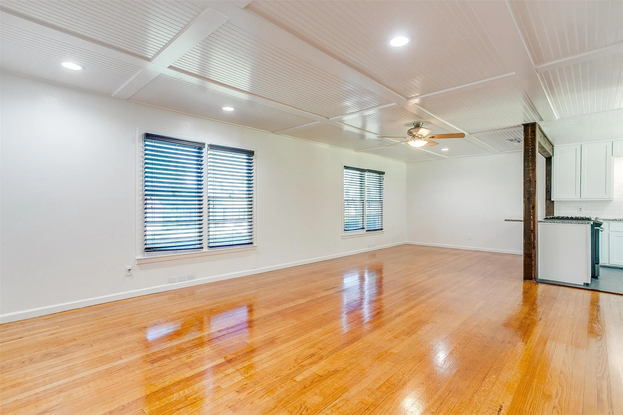 Single Family Residence For Rent in Tarrant County , 3921 Spurgeon, Fort Worth, Texas 76133, 3 Bedroom, 1 Bathroom, 1 Garage spaces, 1,336 Sqft, built in 1952, mls#21397784, Real Estate Agent in Fort Worth, Homes For Rent in Tarrant county, Homes For Rent in Fort Worth, Realtor in Fort Worth Texas, Real Estate Brokerage Independent Realty Texas, Luminita Cordes Realtor