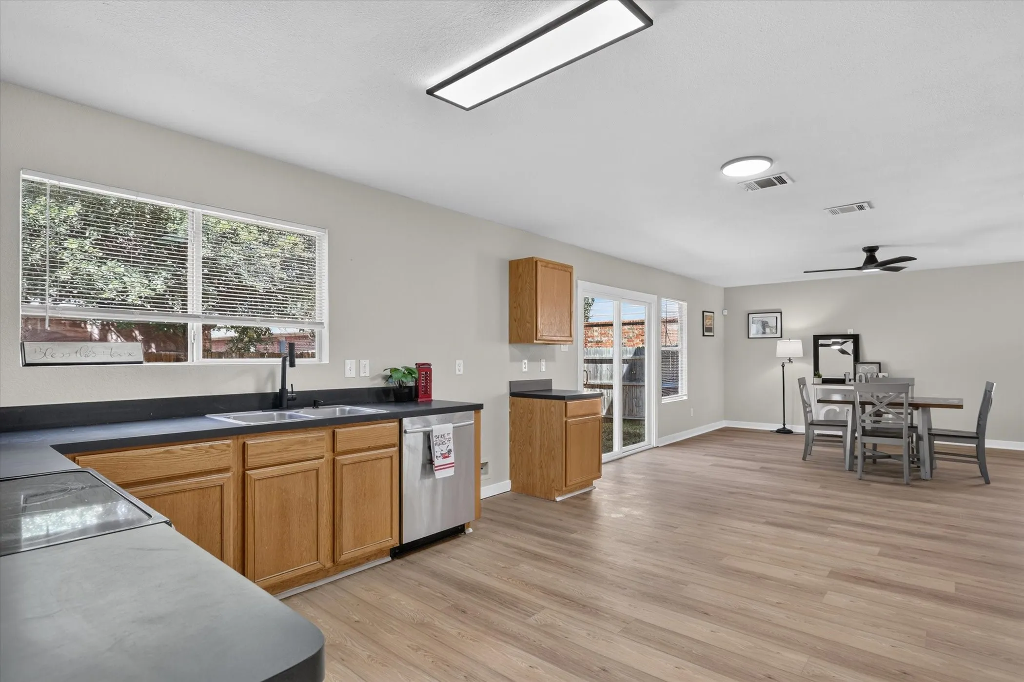 Single Family Residence For Sale in Tarrant County , 8661 Boswell Meadows Drive, Fort Worth, Texas 76179, 4 Bedroom, 3 Bathroom, 2 Garage spaces, 2,252 Sqft, built in 2006, mls#21410716, Real Estate Agent in Fort Worth, Homes For Sale in Tarrant county, Homes For Sale in Fort Worth, Realtor in Fort Worth Texas, Real Estate Brokerage Independent Realty Texas, Luminita Cordes Realtor