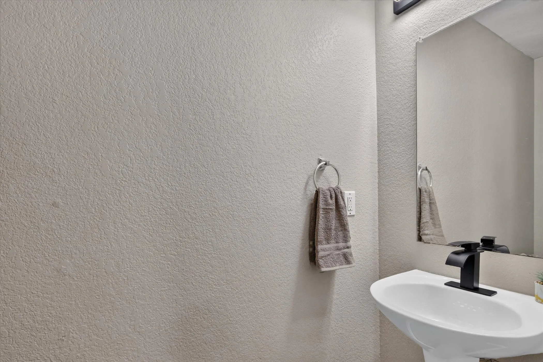 Single Family Residence For Sale in Tarrant County , 8661 Boswell Meadows Drive, Fort Worth, Texas 76179, 4 Bedroom, 3 Bathroom, 2 Garage spaces, 2,252 Sqft, built in 2006, mls#21410716, Real Estate Agent in Fort Worth, Homes For Sale in Tarrant county, Homes For Sale in Fort Worth, Realtor in Fort Worth Texas, Real Estate Brokerage Independent Realty Texas, Luminita Cordes Realtor