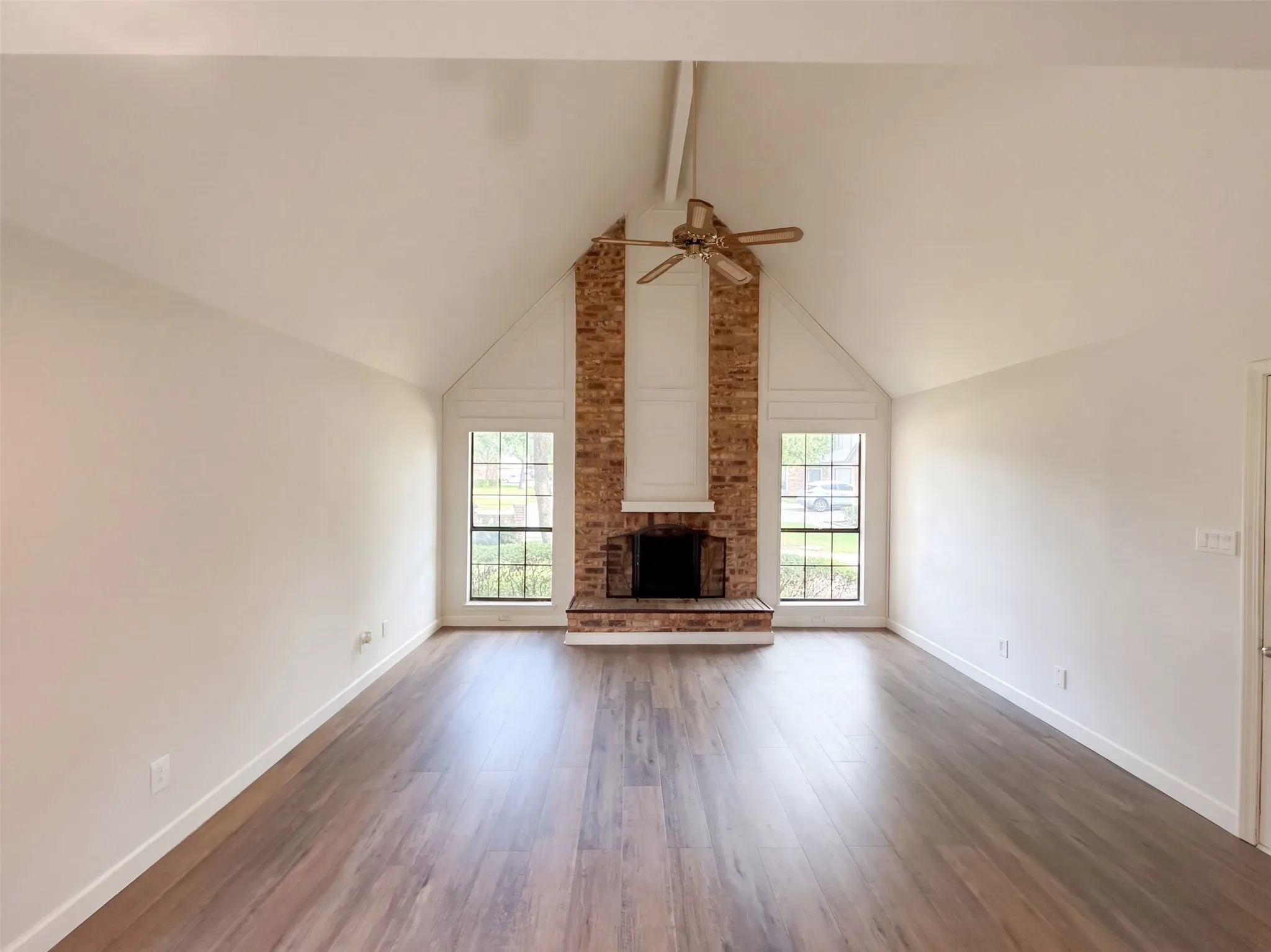 Single Family Residence For Sale in Dallas County , 3326 Briaroaks Drive, Garland, Texas 75044, 2 Bedroom, 2 Bathroom, 1 Garage spaces, 1,161 Sqft, built in 1984, mls#21411661, Real Estate Agent in Garland, Homes For Sale in Dallas county, Homes For Sale in Garland, Realtor in Garland Texas, Real Estate Brokerage Independent Realty Texas, Luminita Cordes Realtor