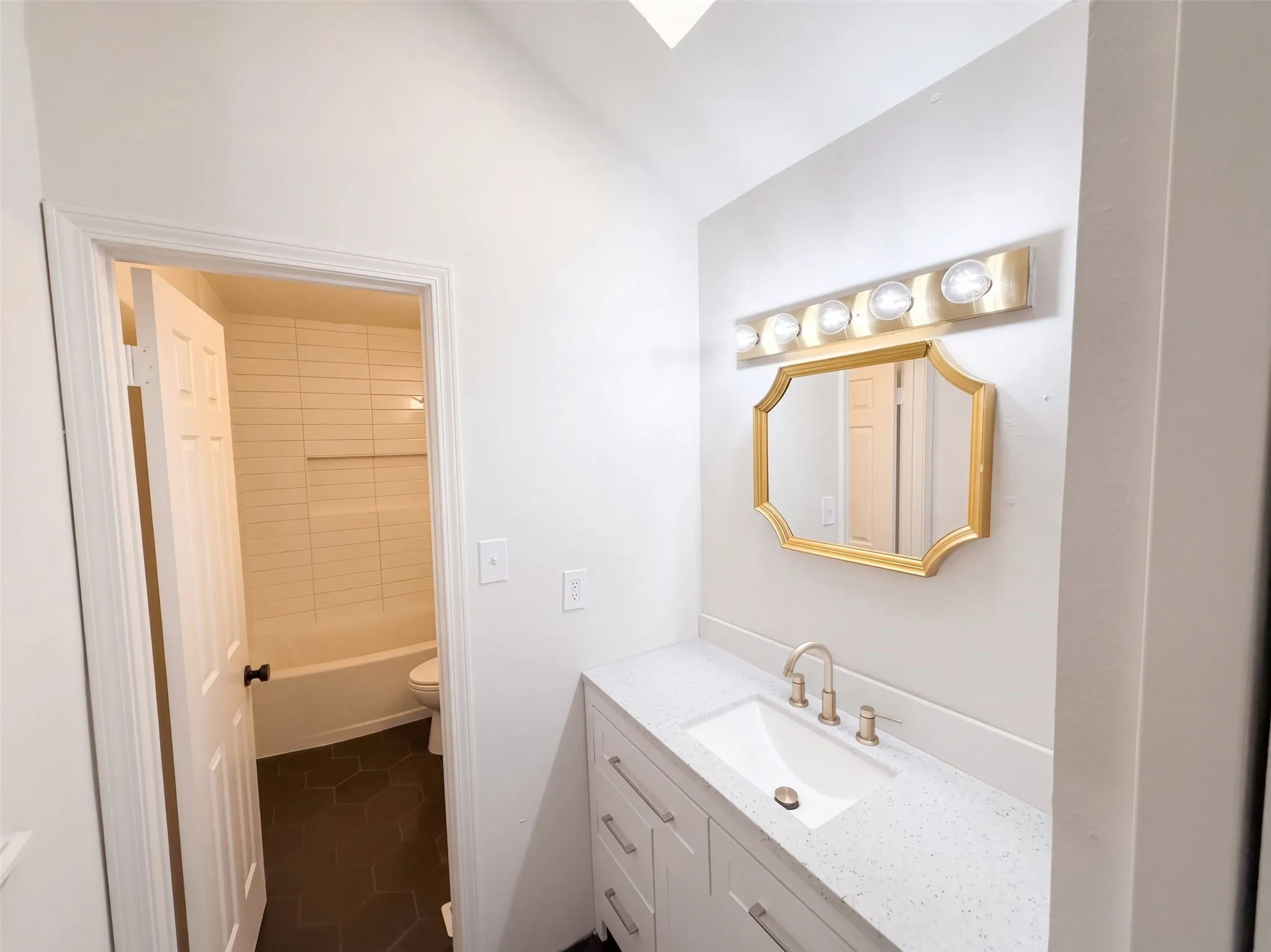 Single Family Residence For Sale in Dallas County , 3326 Briaroaks Drive, Garland, Texas 75044, 2 Bedroom, 2 Bathroom, 1 Garage spaces, 1,161 Sqft, built in 1984, mls#21411661, Real Estate Agent in Garland, Homes For Sale in Dallas county, Homes For Sale in Garland, Realtor in Garland Texas, Real Estate Brokerage Independent Realty Texas, Luminita Cordes Realtor