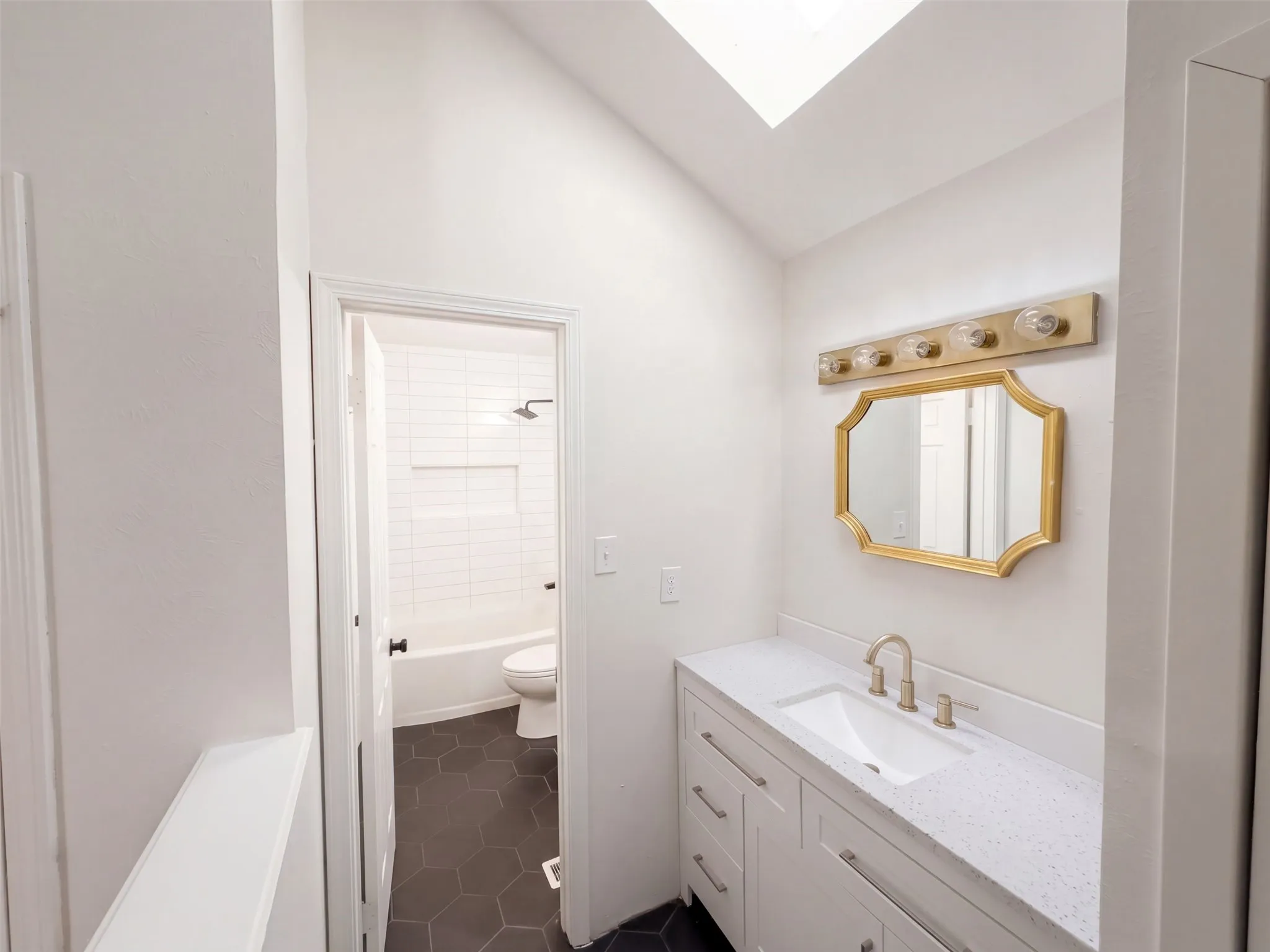 Single Family Residence For Sale in Dallas County , 3326 Briaroaks Drive, Garland, Texas 75044, 2 Bedroom, 2 Bathroom, 1 Garage spaces, 1,161 Sqft, built in 1984, mls#21411661, Real Estate Agent in Garland, Homes For Sale in Dallas county, Homes For Sale in Garland, Realtor in Garland Texas, Real Estate Brokerage Independent Realty Texas, Luminita Cordes Realtor