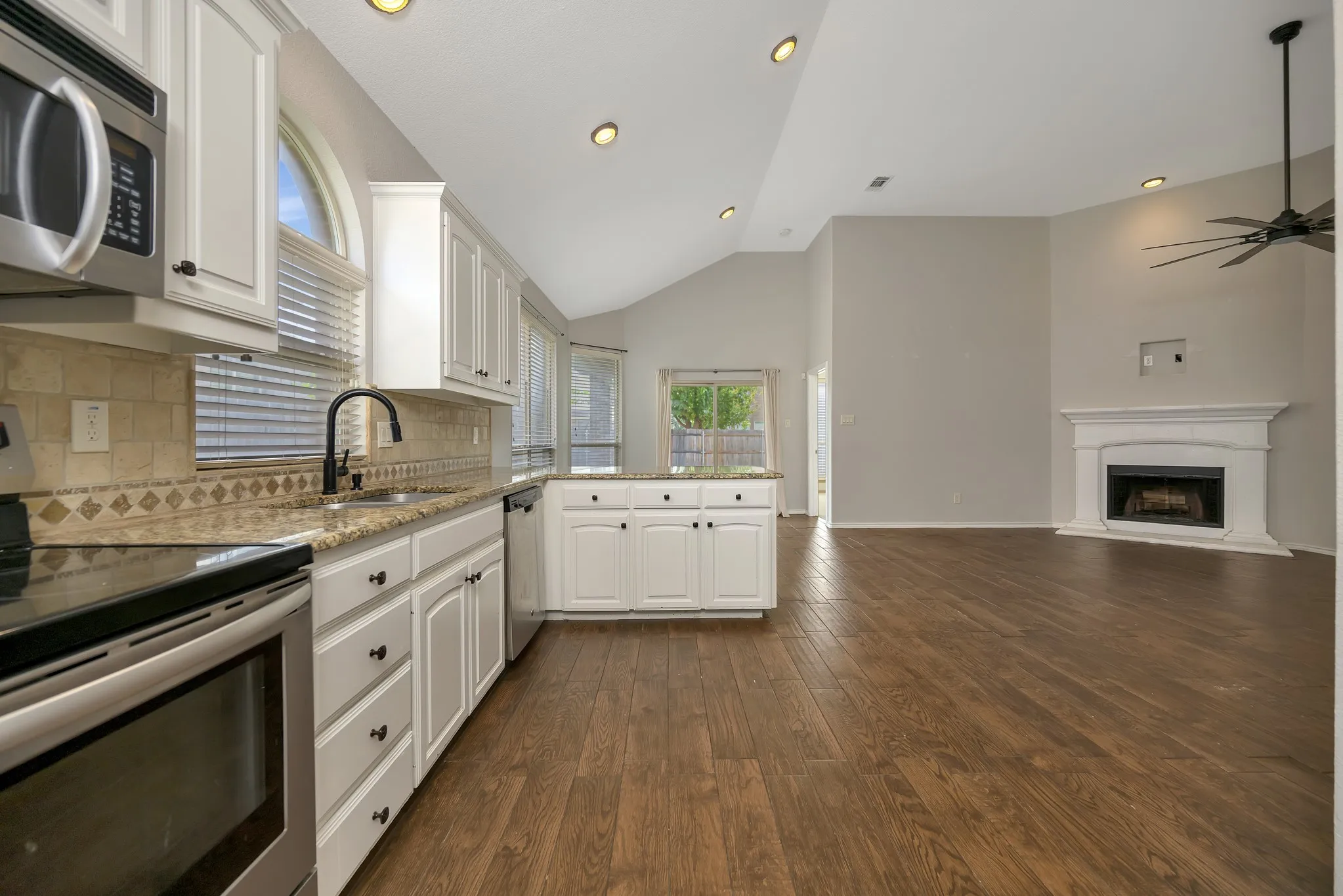 Single Family Residence For Sale in Tarrant County , 545 Wild Ivy Trail, Fort Worth, Texas 76052, 3 Bedroom, 2 Bathroom, 2 Garage spaces, 1,609 Sqft, built in 2012, mls#21409486, Real Estate Agent in Fort Worth, Homes For Sale in Tarrant county, Homes For Sale in Fort Worth, Realtor in Fort Worth Texas, Real Estate Brokerage Independent Realty Texas, Luminita Cordes Realtor