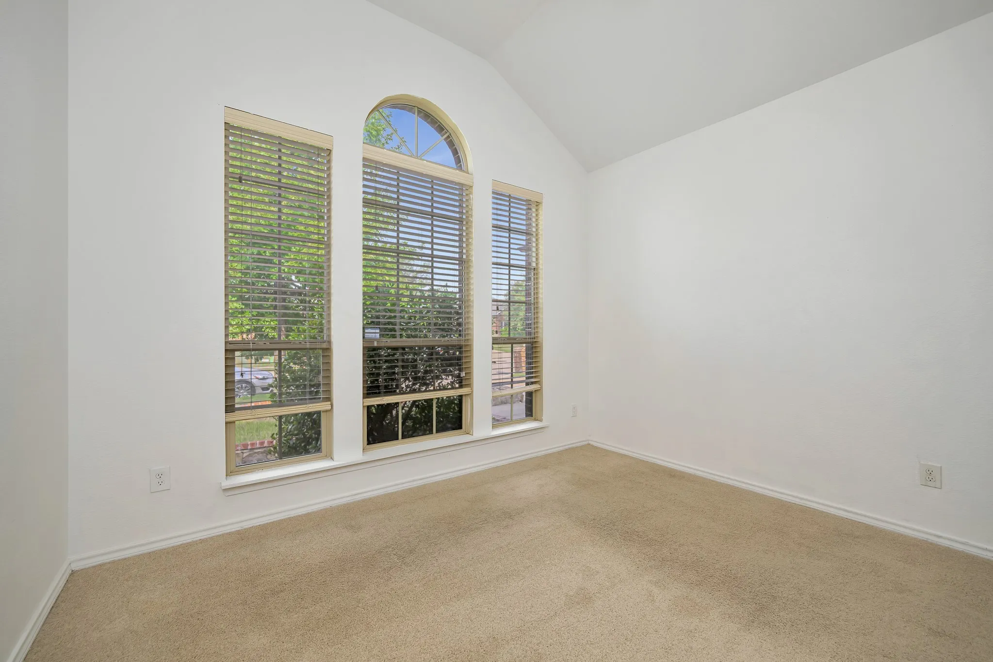 Single Family Residence For Sale in Tarrant County , 545 Wild Ivy Trail, Fort Worth, Texas 76052, 3 Bedroom, 2 Bathroom, 2 Garage spaces, 1,609 Sqft, built in 2012, mls#21409486, Real Estate Agent in Fort Worth, Homes For Sale in Tarrant county, Homes For Sale in Fort Worth, Realtor in Fort Worth Texas, Real Estate Brokerage Independent Realty Texas, Luminita Cordes Realtor