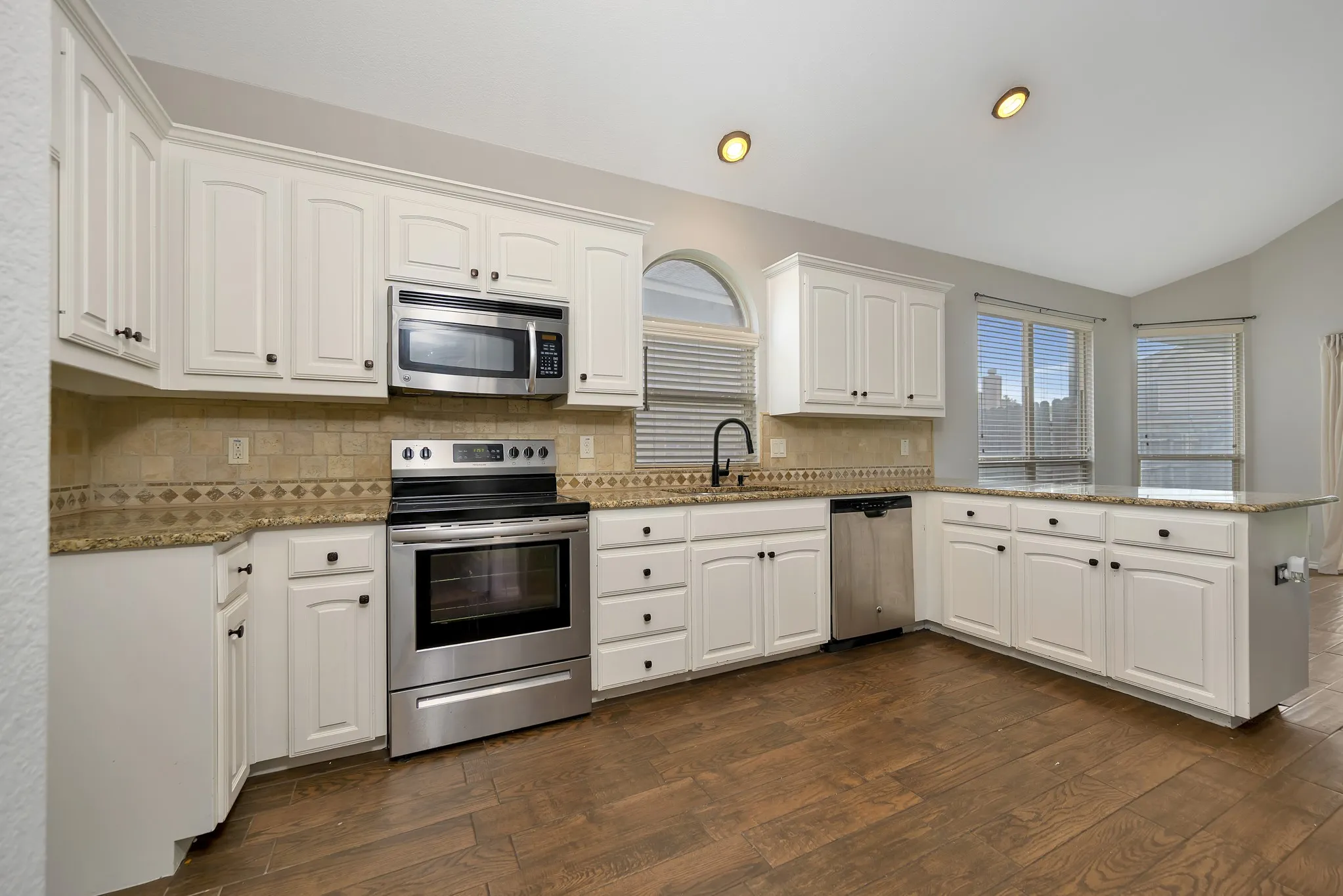 Single Family Residence For Sale in Tarrant County , 545 Wild Ivy Trail, Fort Worth, Texas 76052, 3 Bedroom, 2 Bathroom, 2 Garage spaces, 1,609 Sqft, built in 2012, mls#21409486, Real Estate Agent in Fort Worth, Homes For Sale in Tarrant county, Homes For Sale in Fort Worth, Realtor in Fort Worth Texas, Real Estate Brokerage Independent Realty Texas, Luminita Cordes Realtor