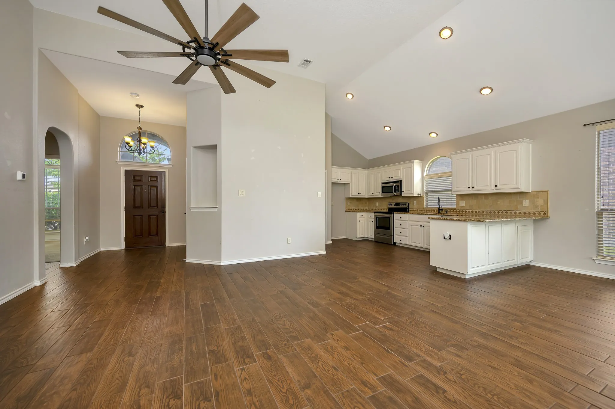 Single Family Residence For Sale in Tarrant County , 545 Wild Ivy Trail, Fort Worth, Texas 76052, 3 Bedroom, 2 Bathroom, 2 Garage spaces, 1,609 Sqft, built in 2012, mls#21409486, Real Estate Agent in Fort Worth, Homes For Sale in Tarrant county, Homes For Sale in Fort Worth, Realtor in Fort Worth Texas, Real Estate Brokerage Independent Realty Texas, Luminita Cordes Realtor