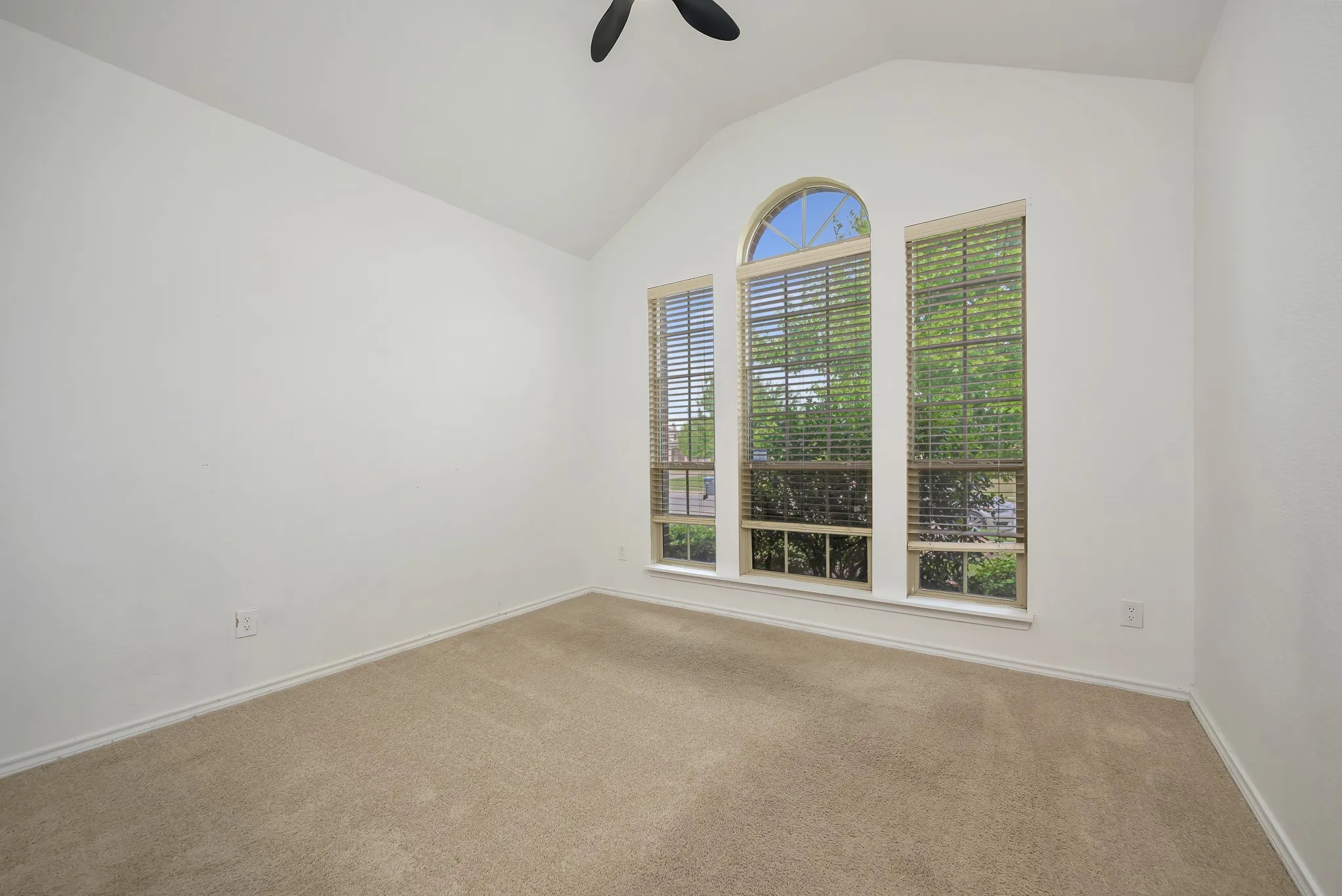 Single Family Residence For Sale in Tarrant County , 545 Wild Ivy Trail, Fort Worth, Texas 76052, 3 Bedroom, 2 Bathroom, 2 Garage spaces, 1,609 Sqft, built in 2012, mls#21409486, Real Estate Agent in Fort Worth, Homes For Sale in Tarrant county, Homes For Sale in Fort Worth, Realtor in Fort Worth Texas, Real Estate Brokerage Independent Realty Texas, Luminita Cordes Realtor