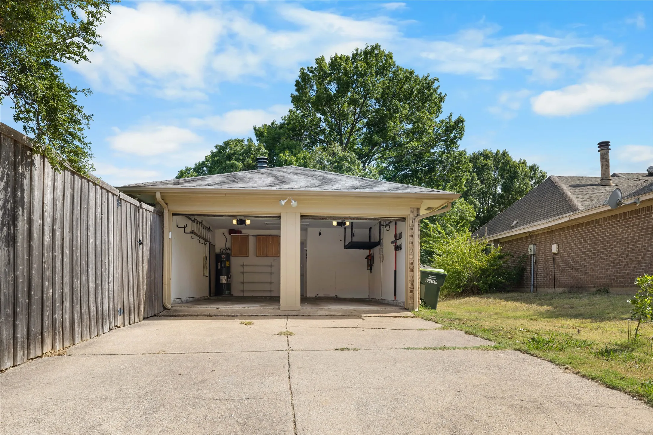 Single Family Residence For Rent in Collin County , 1317 Seabrook Drive, Plano, Texas 75023, 3 Bedroom, 2 Bathroom, 2 Garage spaces, 1,755 Sqft, built in 1982, mls#21411702, Real Estate Agent in Plano, Homes For Rent in Collin county, Homes For Rent in Plano, Realtor in Plano Texas, Real Estate Brokerage Independent Realty Texas, Luminita Cordes Realtor
