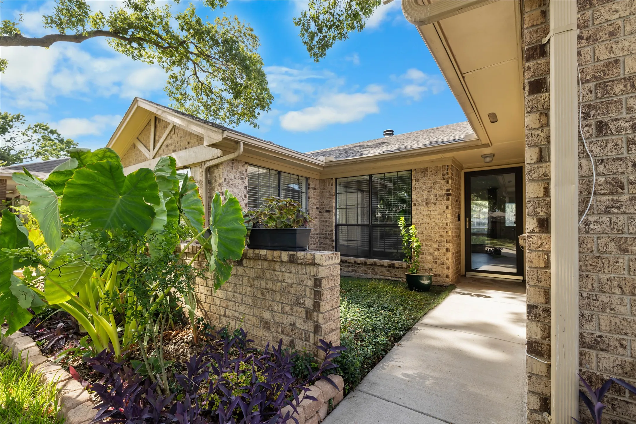 Single Family Residence For Rent in Collin County , 1317 Seabrook Drive, Plano, Texas 75023, 3 Bedroom, 2 Bathroom, 2 Garage spaces, 1,755 Sqft, built in 1982, mls#21411702, Real Estate Agent in Plano, Homes For Rent in Collin county, Homes For Rent in Plano, Realtor in Plano Texas, Real Estate Brokerage Independent Realty Texas, Luminita Cordes Realtor