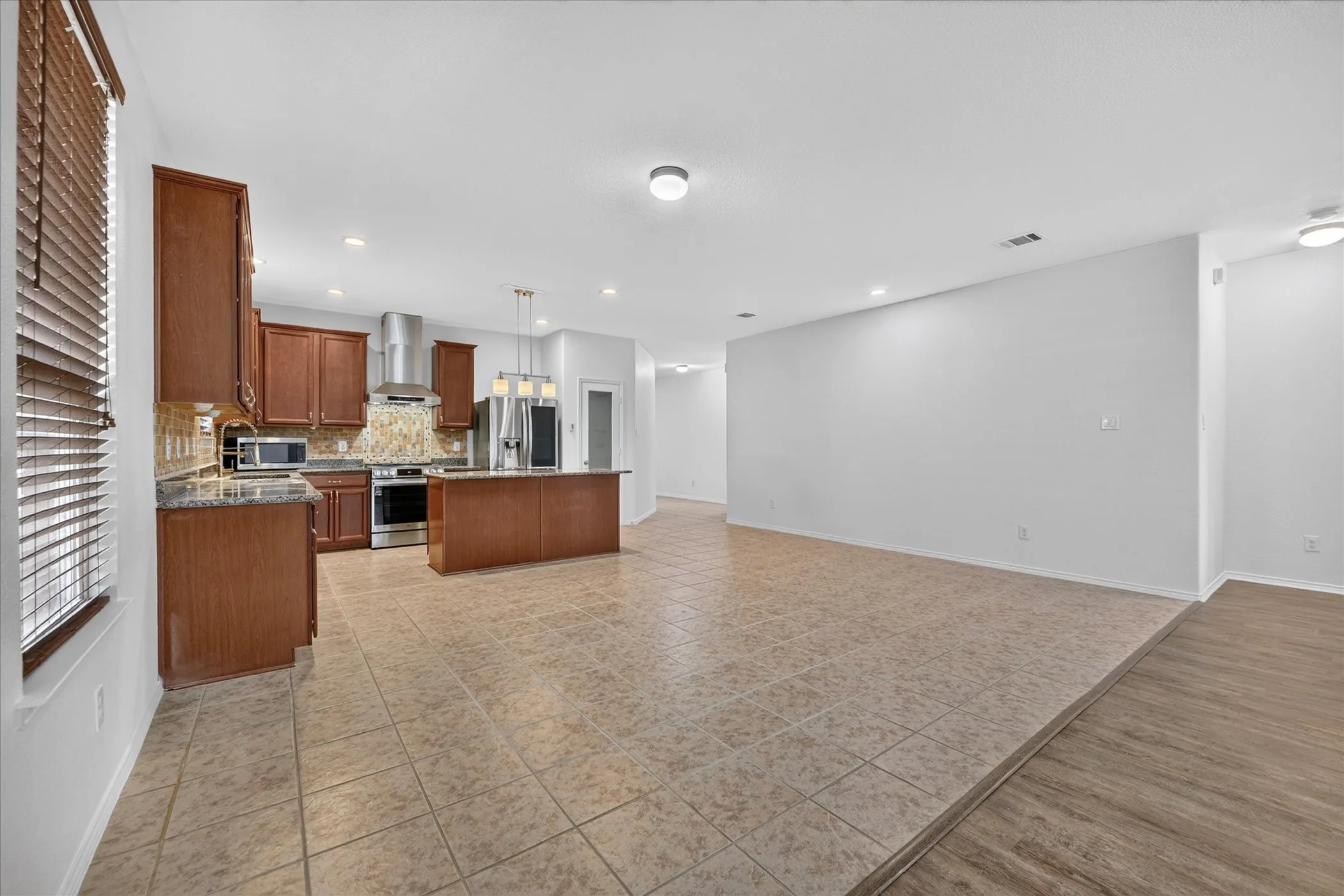 Single Family Residence For Rent in Tarrant County , 2233 Buelingo Lane, Fort Worth, Texas 76131, 3 Bedroom, 2 Bathroom, 2 Garage spaces, 2,106 Sqft, built in 2017, mls#21411751, Real Estate Agent in Fort Worth, Homes For Rent in Tarrant county, Homes For Rent in Fort Worth, Realtor in Fort Worth Texas, Real Estate Brokerage Independent Realty Texas, Luminita Cordes Realtor