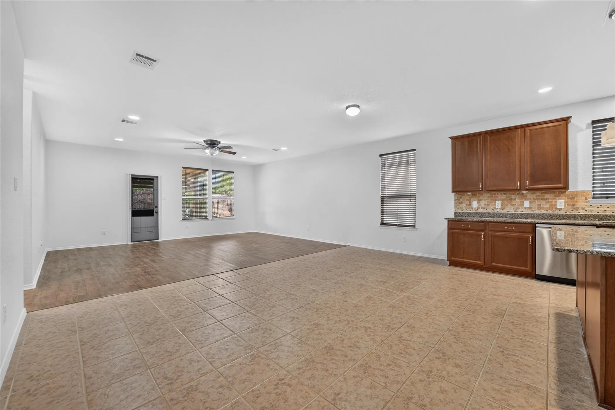 Single Family Residence For Rent in Tarrant County , 2233 Buelingo Lane, Fort Worth, Texas 76131, 3 Bedroom, 2 Bathroom, 2 Garage spaces, 2,106 Sqft, built in 2017, mls#21411751, Real Estate Agent in Fort Worth, Homes For Rent in Tarrant county, Homes For Rent in Fort Worth, Realtor in Fort Worth Texas, Real Estate Brokerage Independent Realty Texas, Luminita Cordes Realtor