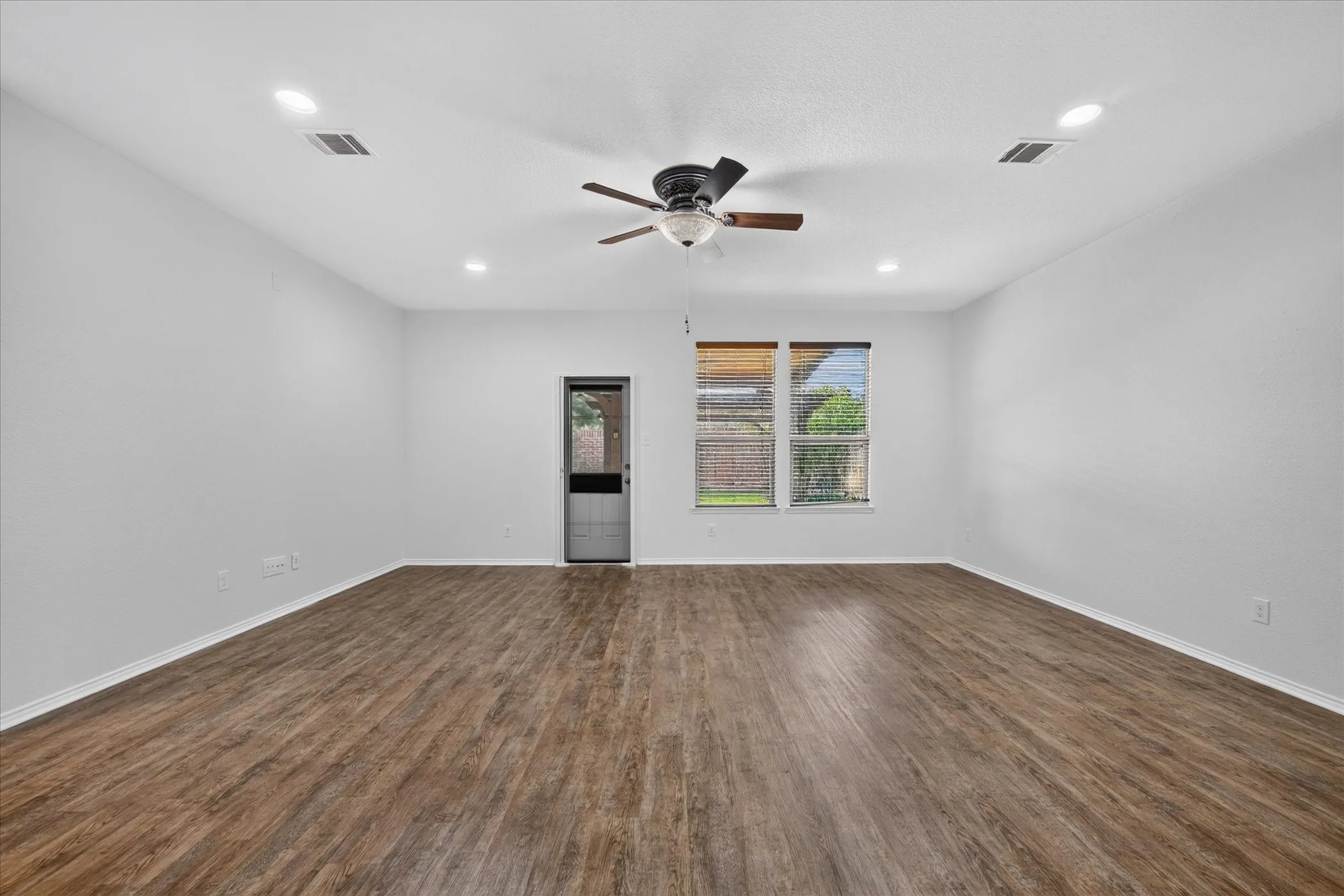 Single Family Residence For Rent in Tarrant County , 2233 Buelingo Lane, Fort Worth, Texas 76131, 3 Bedroom, 2 Bathroom, 2 Garage spaces, 2,106 Sqft, built in 2017, mls#21411751, Real Estate Agent in Fort Worth, Homes For Rent in Tarrant county, Homes For Rent in Fort Worth, Realtor in Fort Worth Texas, Real Estate Brokerage Independent Realty Texas, Luminita Cordes Realtor