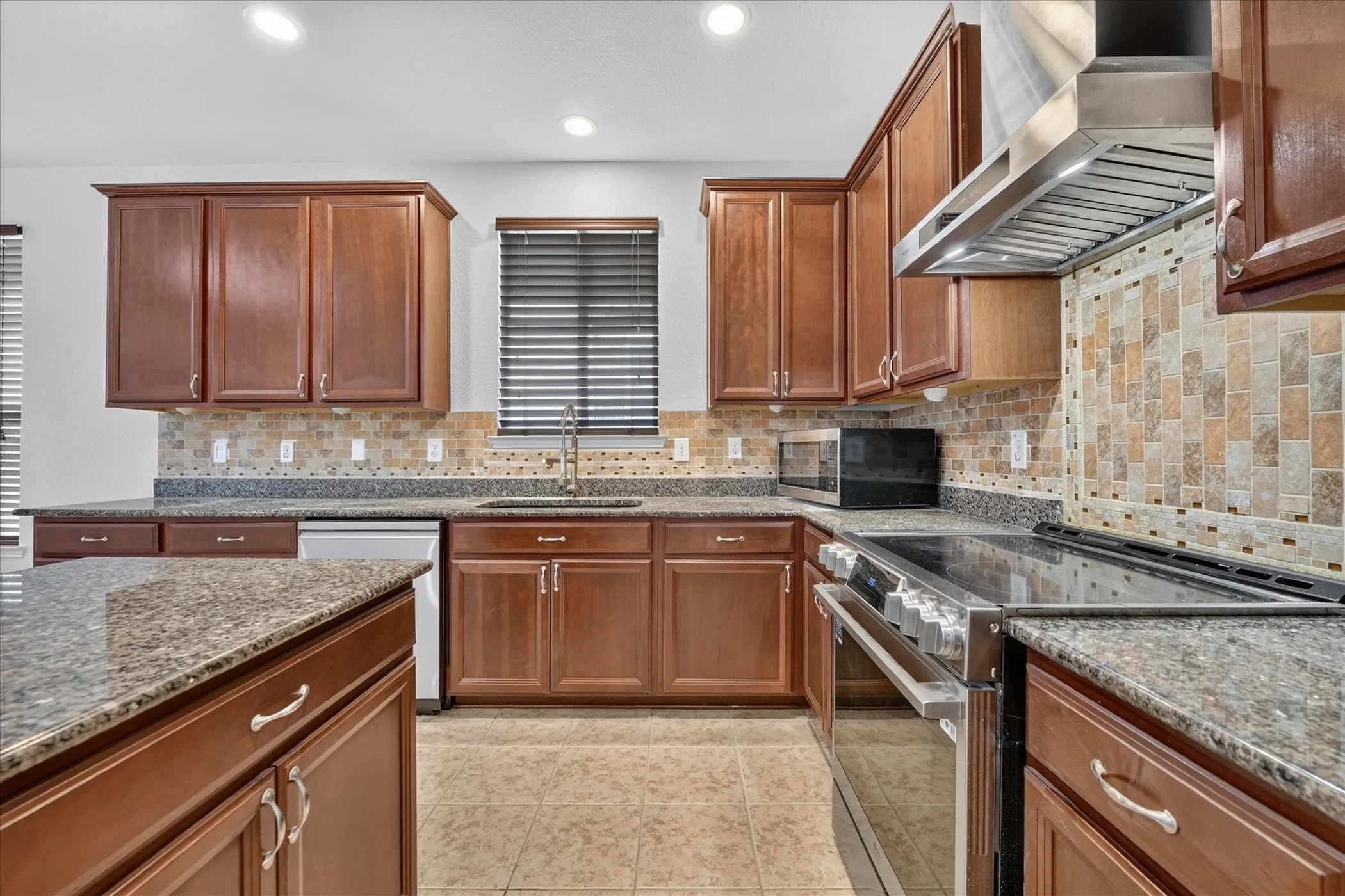 Single Family Residence For Rent in Tarrant County , 2233 Buelingo Lane, Fort Worth, Texas 76131, 3 Bedroom, 2 Bathroom, 2 Garage spaces, 2,106 Sqft, built in 2017, mls#21411751, Real Estate Agent in Fort Worth, Homes For Rent in Tarrant county, Homes For Rent in Fort Worth, Realtor in Fort Worth Texas, Real Estate Brokerage Independent Realty Texas, Luminita Cordes Realtor