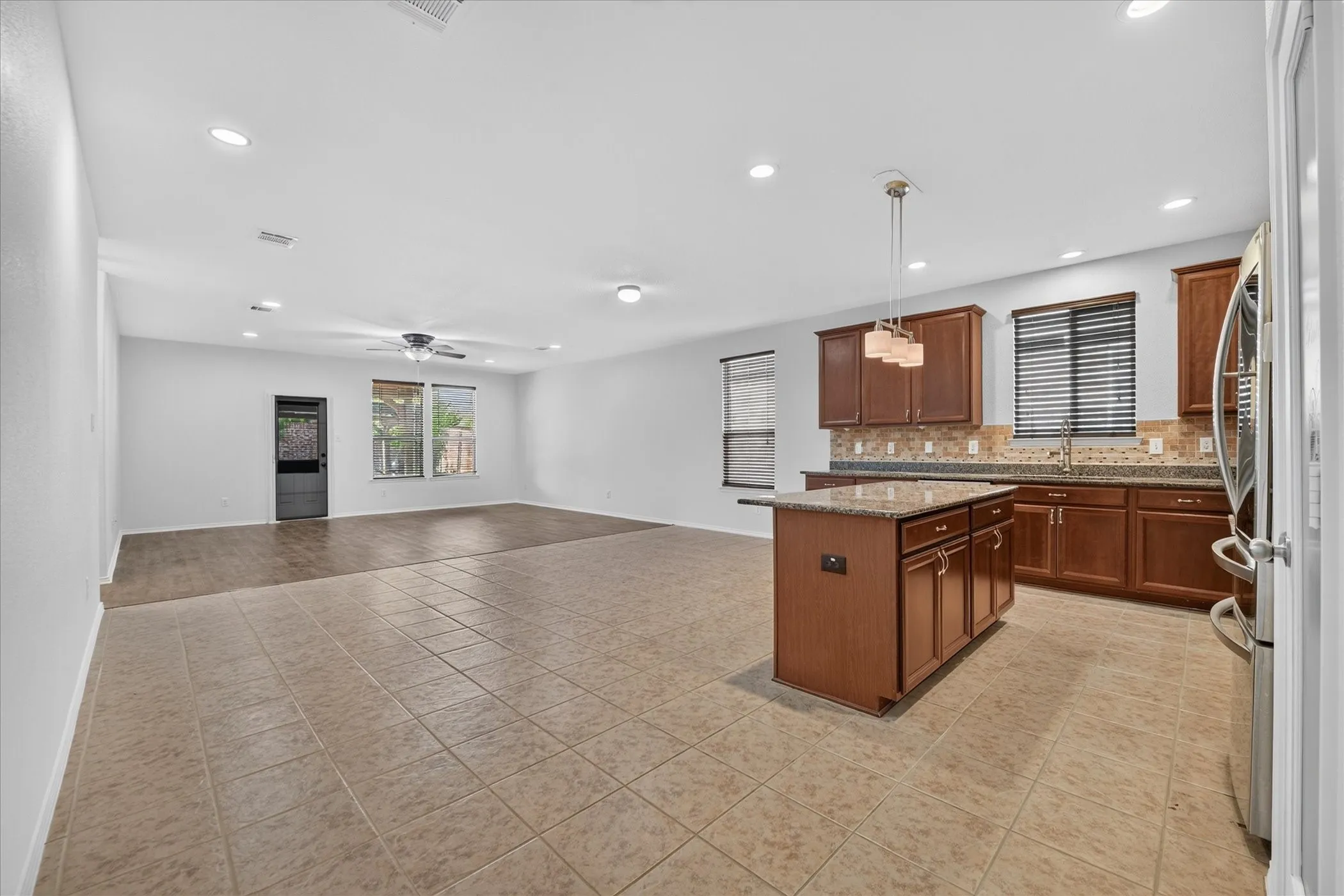 Single Family Residence For Rent in Tarrant County , 2233 Buelingo Lane, Fort Worth, Texas 76131, 3 Bedroom, 2 Bathroom, 2 Garage spaces, 2,106 Sqft, built in 2017, mls#21411751, Real Estate Agent in Fort Worth, Homes For Rent in Tarrant county, Homes For Rent in Fort Worth, Realtor in Fort Worth Texas, Real Estate Brokerage Independent Realty Texas, Luminita Cordes Realtor